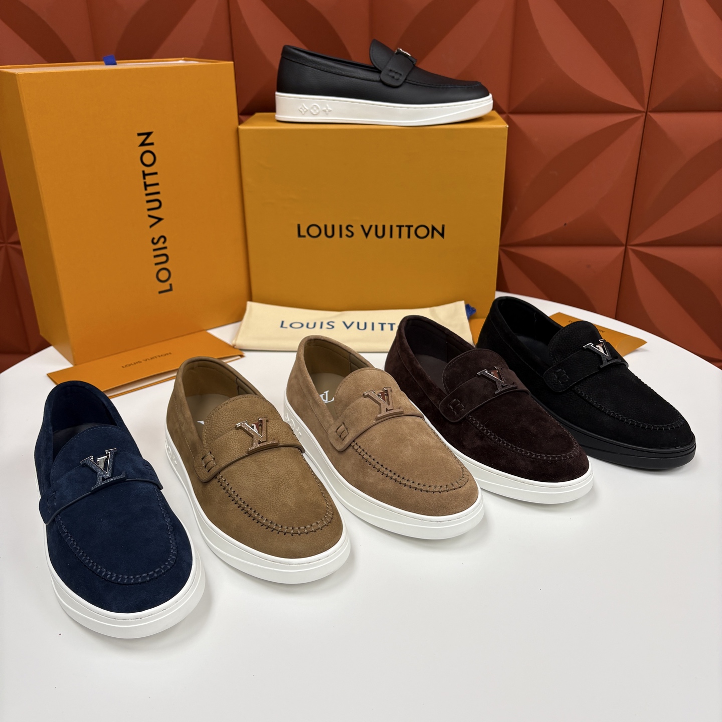 💋💍L 家新品 LOU*S VUITTO* 新品男士休闲乐福鞋 甄选进口头层牛皮/反绒牛皮制成 。 鞋身