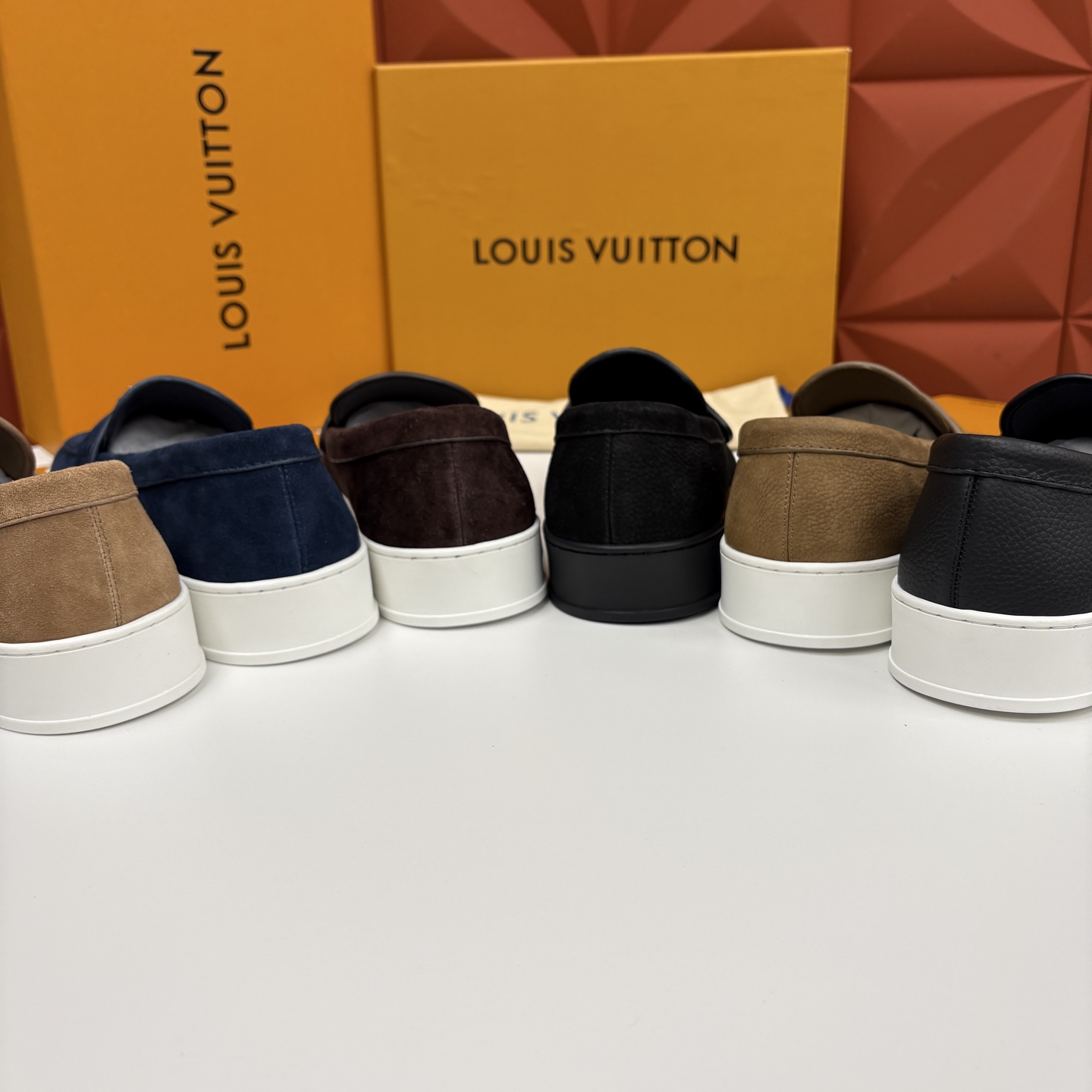 💋💍L 家新品 LOU*S VUITTO* 新品男士休闲乐福鞋 甄选进口头层牛皮/反绒牛皮制成 。 鞋身