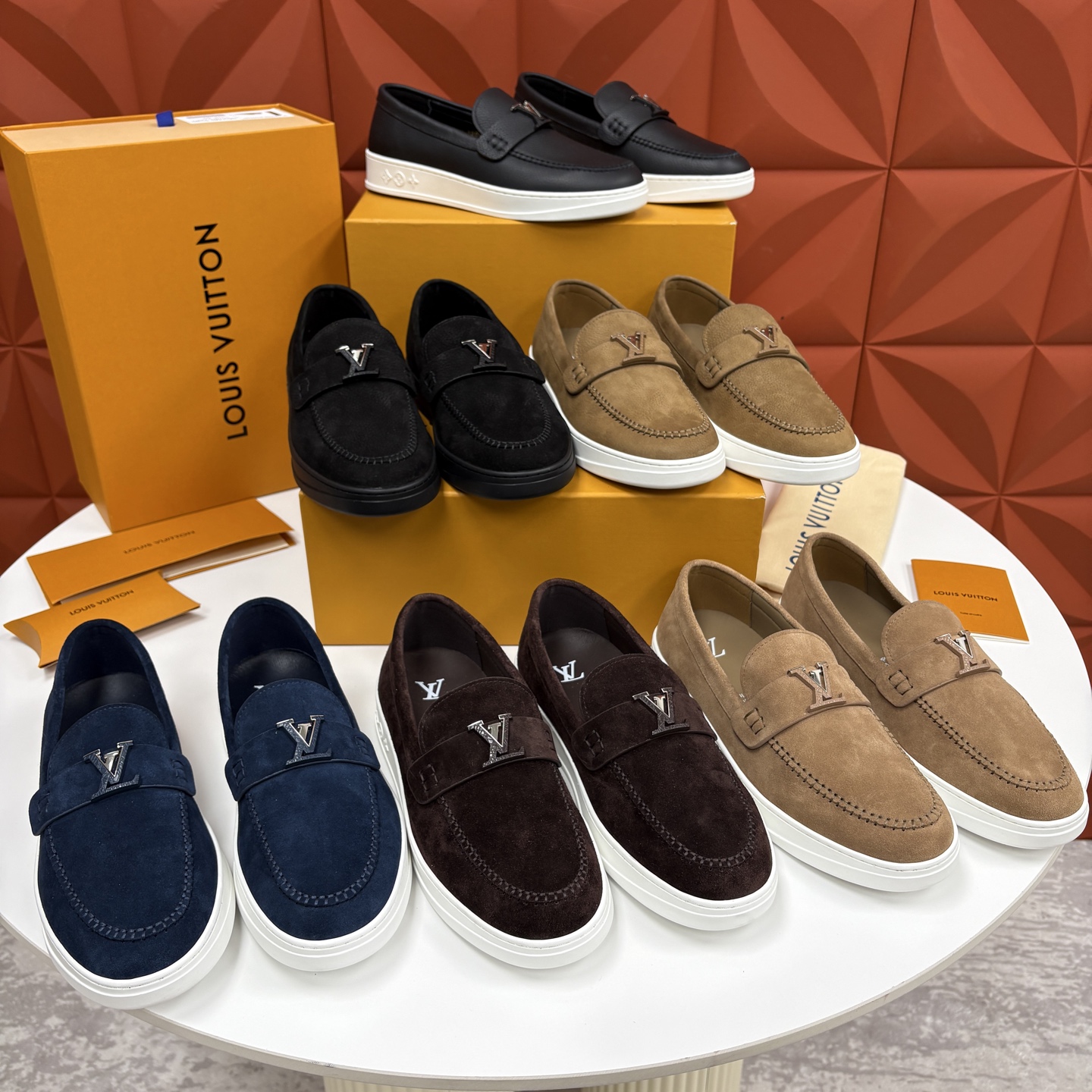 💋💍L 家新品 LOU*S VUITTO* 新品男士休闲乐福鞋 甄选进口头层牛皮/反绒牛皮制成 。 鞋身