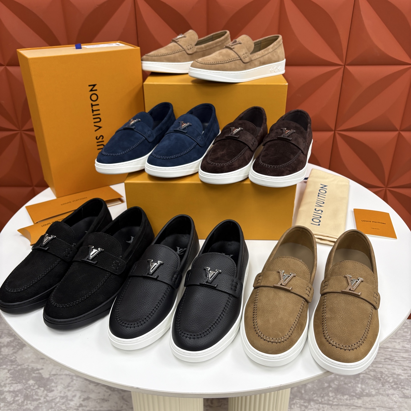 💋💍L 家新品 LOU*S VUITTO* 新品男士休闲乐福鞋 甄选进口头层牛皮/反绒牛皮制成 。 鞋身