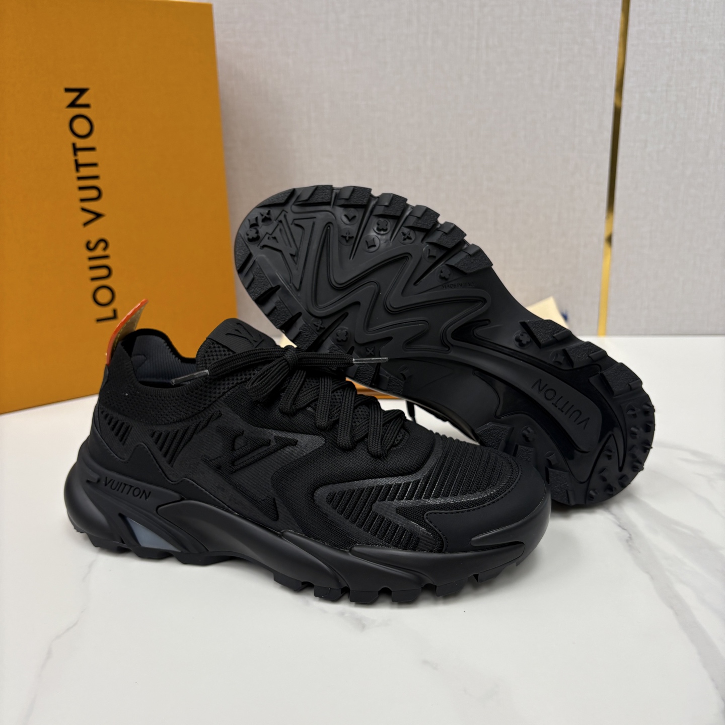 💋💍L家新品 飞织休闲运动鞋 不止奢潮，更是脚感与格调的双重盛宴。 这双鞋是 Lou*s Vuitto*