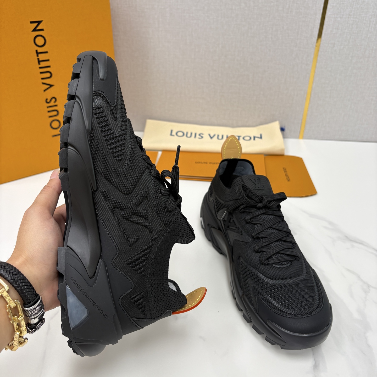 💋💍L家新品 飞织休闲运动鞋 不止奢潮，更是脚感与格调的双重盛宴。 这双鞋是 Lou*s Vuitto*
