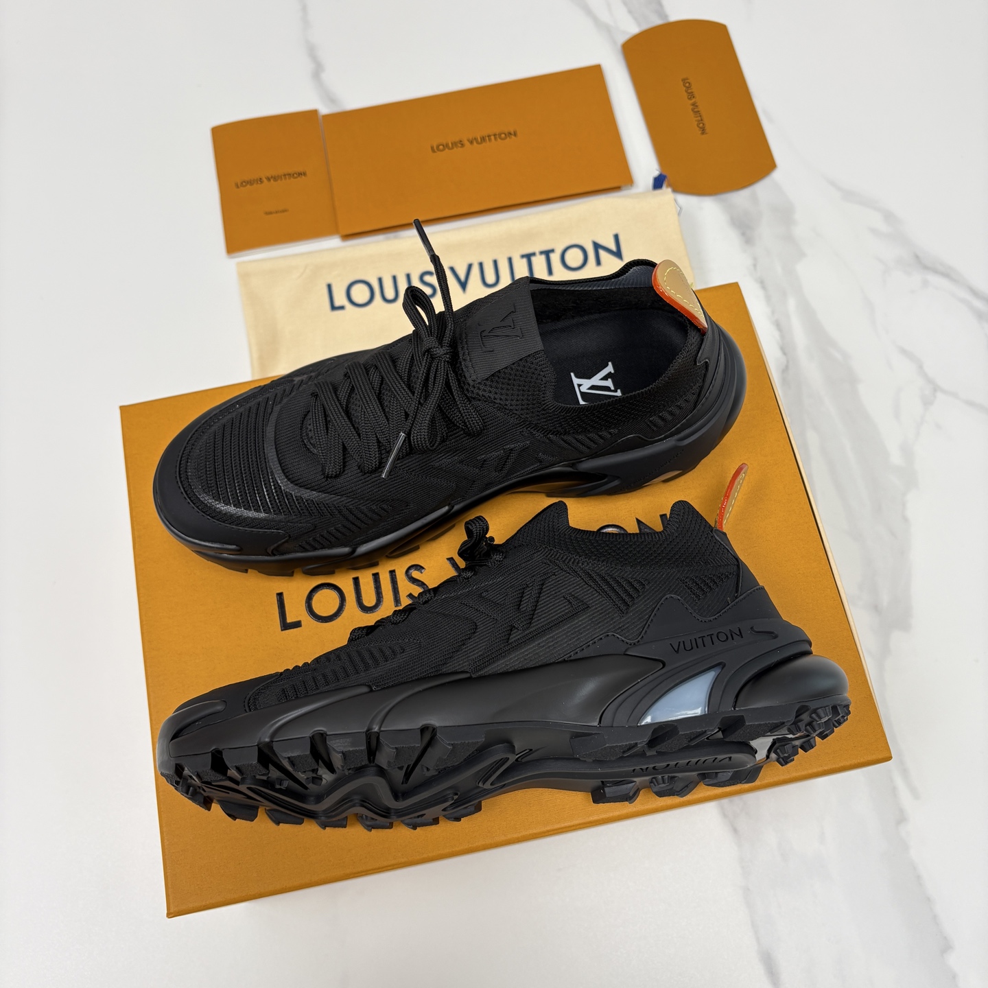 💋💍L家新品 飞织休闲运动鞋 不止奢潮，更是脚感与格调的双重盛宴。 这双鞋是 Lou*s Vuitto*