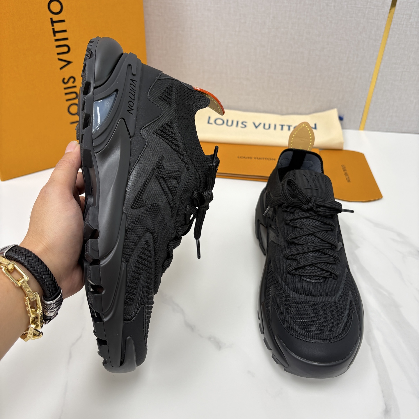 💋💍L家新品 飞织休闲运动鞋 不止奢潮，更是脚感与格调的双重盛宴。 这双鞋是 Lou*s Vuitto*