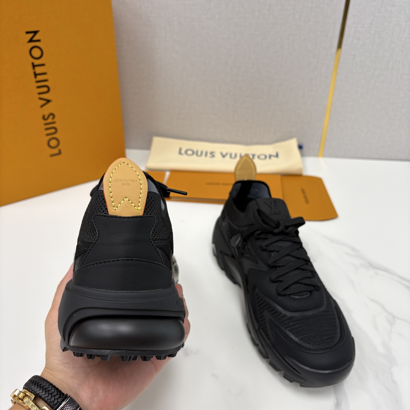 💋💍L家新品 飞织休闲运动鞋 不止奢潮，更是脚感与格调的双重盛宴。 这双鞋是 Lou*s Vuitto*