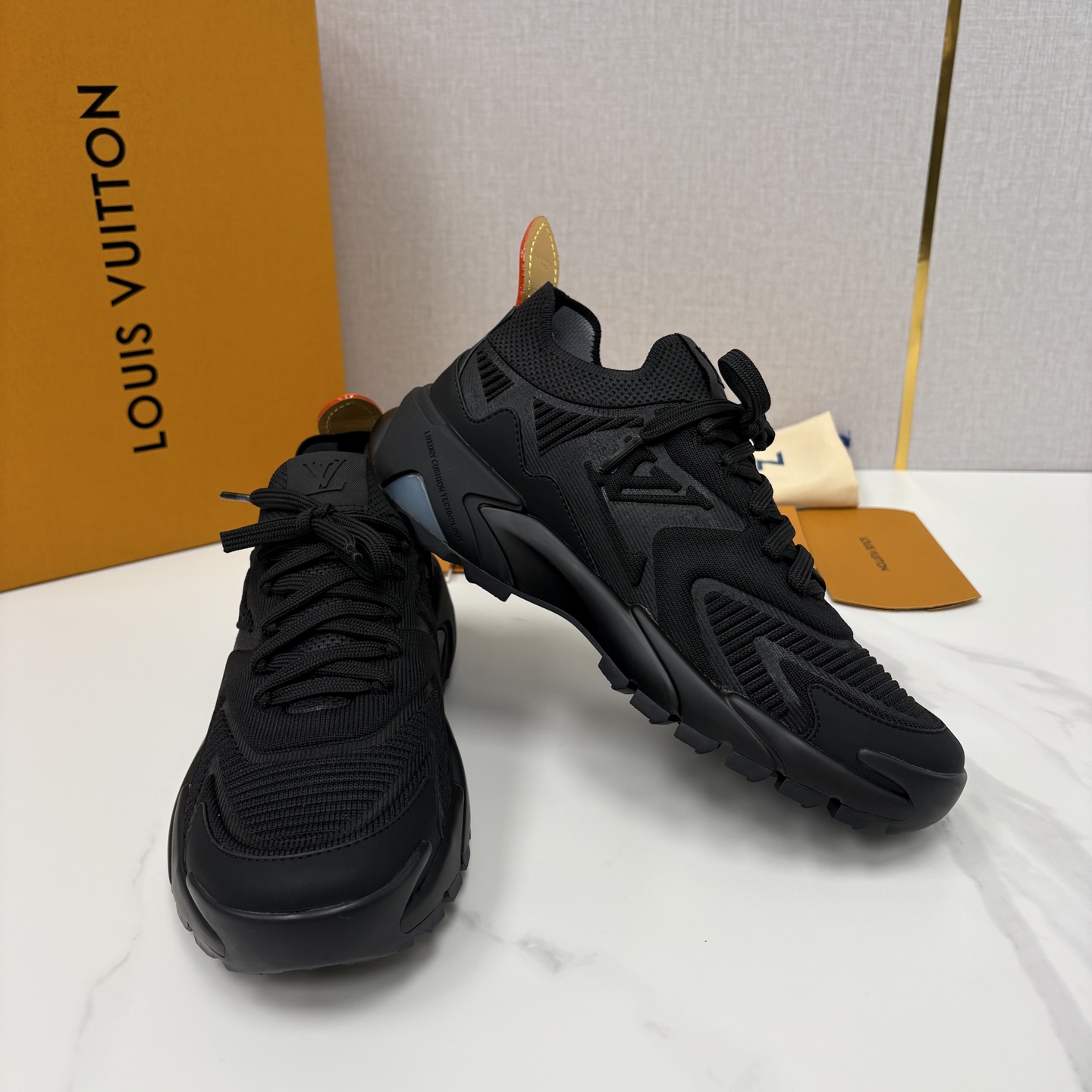 💋💍L家新品 飞织休闲运动鞋 不止奢潮，更是脚感与格调的双重盛宴。 这双鞋是 Lou*s Vuitto*