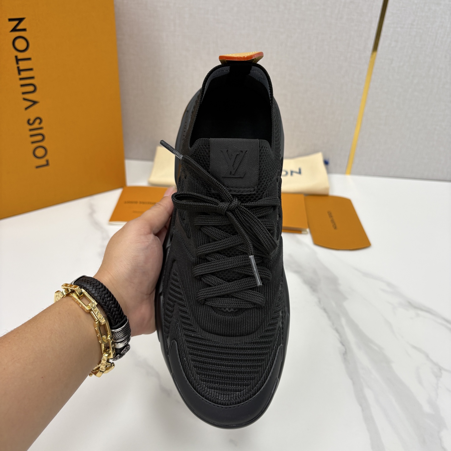 💋💍L家新品 飞织休闲运动鞋 不止奢潮，更是脚感与格调的双重盛宴。 这双鞋是 Lou*s Vuitto*