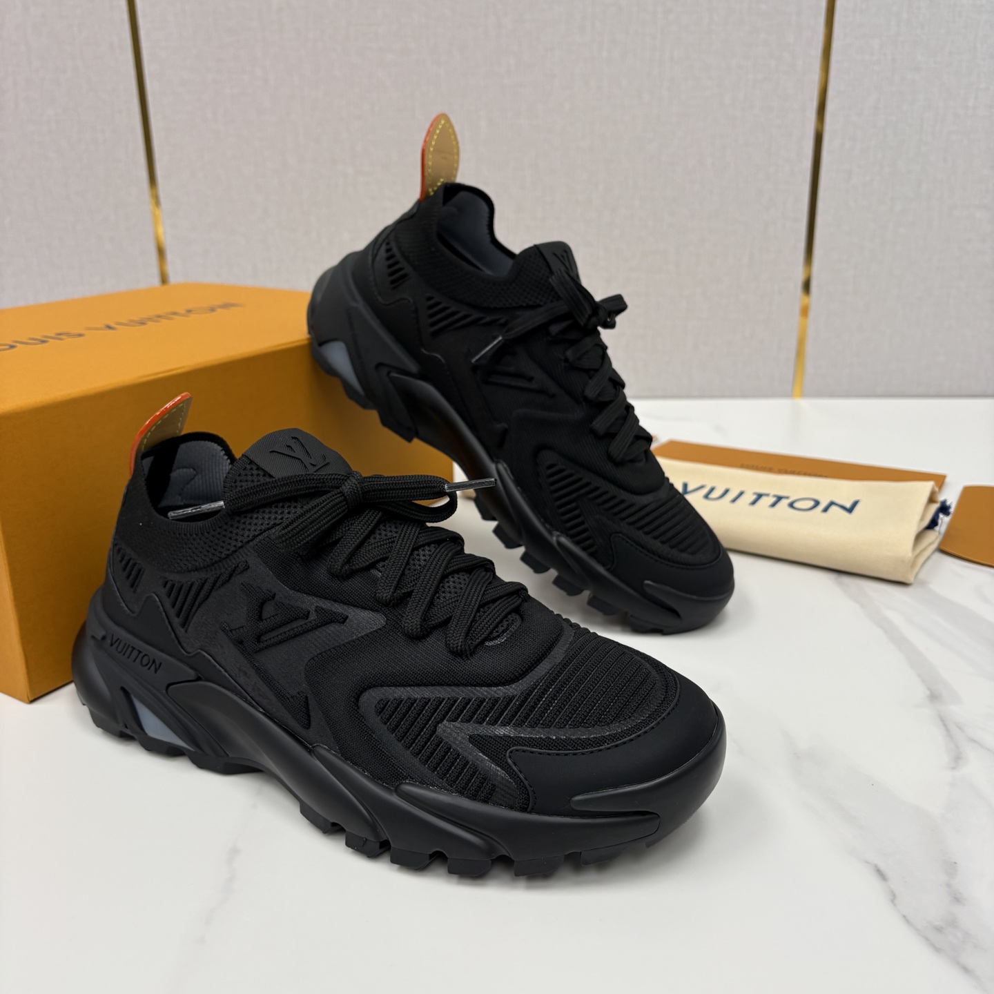 💋💍L家新品 飞织休闲运动鞋 不止奢潮，更是脚感与格调的双重盛宴。 这双鞋是 Lou*s Vuitto*