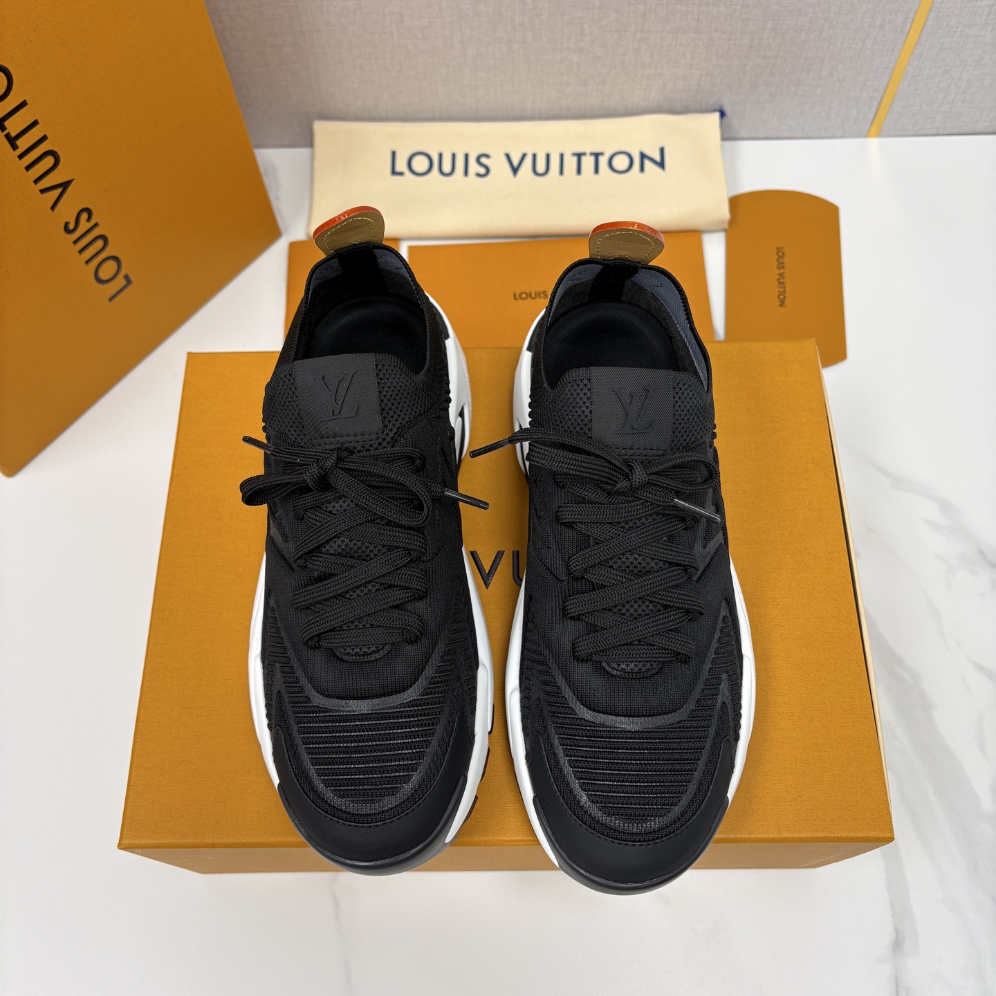 💋💍L家新品 飞织休闲运动鞋 不止奢潮，更是脚感与格调的双重盛宴。 这双鞋是 Lou*s Vuitto*