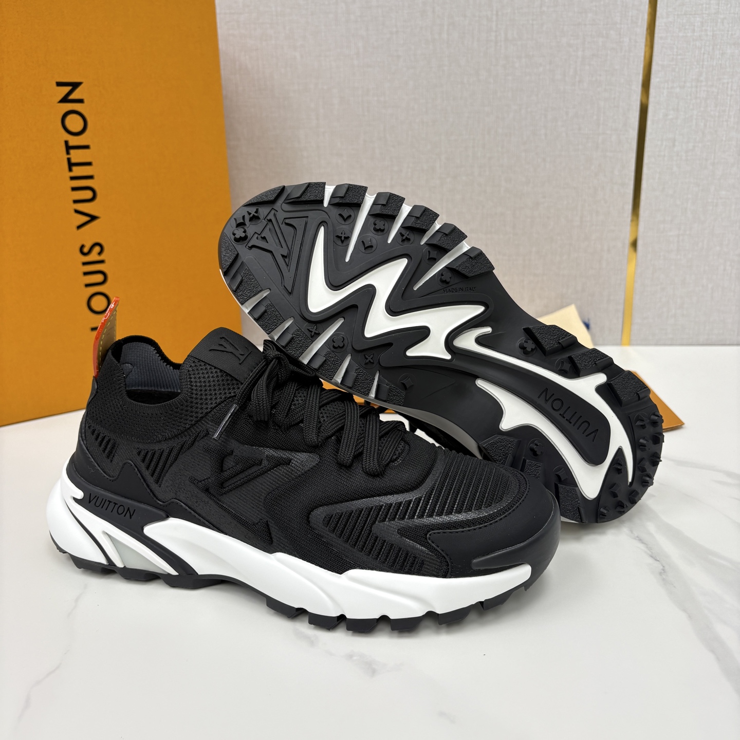 💋💍L家新品 飞织休闲运动鞋 不止奢潮，更是脚感与格调的双重盛宴。 这双鞋是 Lou*s Vuitto*