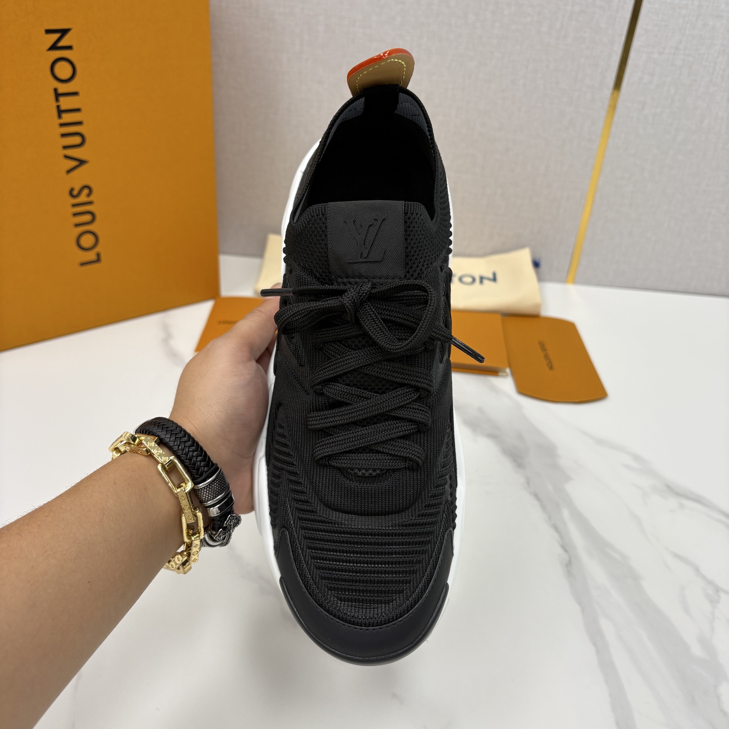 💋💍L家新品 飞织休闲运动鞋 不止奢潮，更是脚感与格调的双重盛宴。 这双鞋是 Lou*s Vuitto*