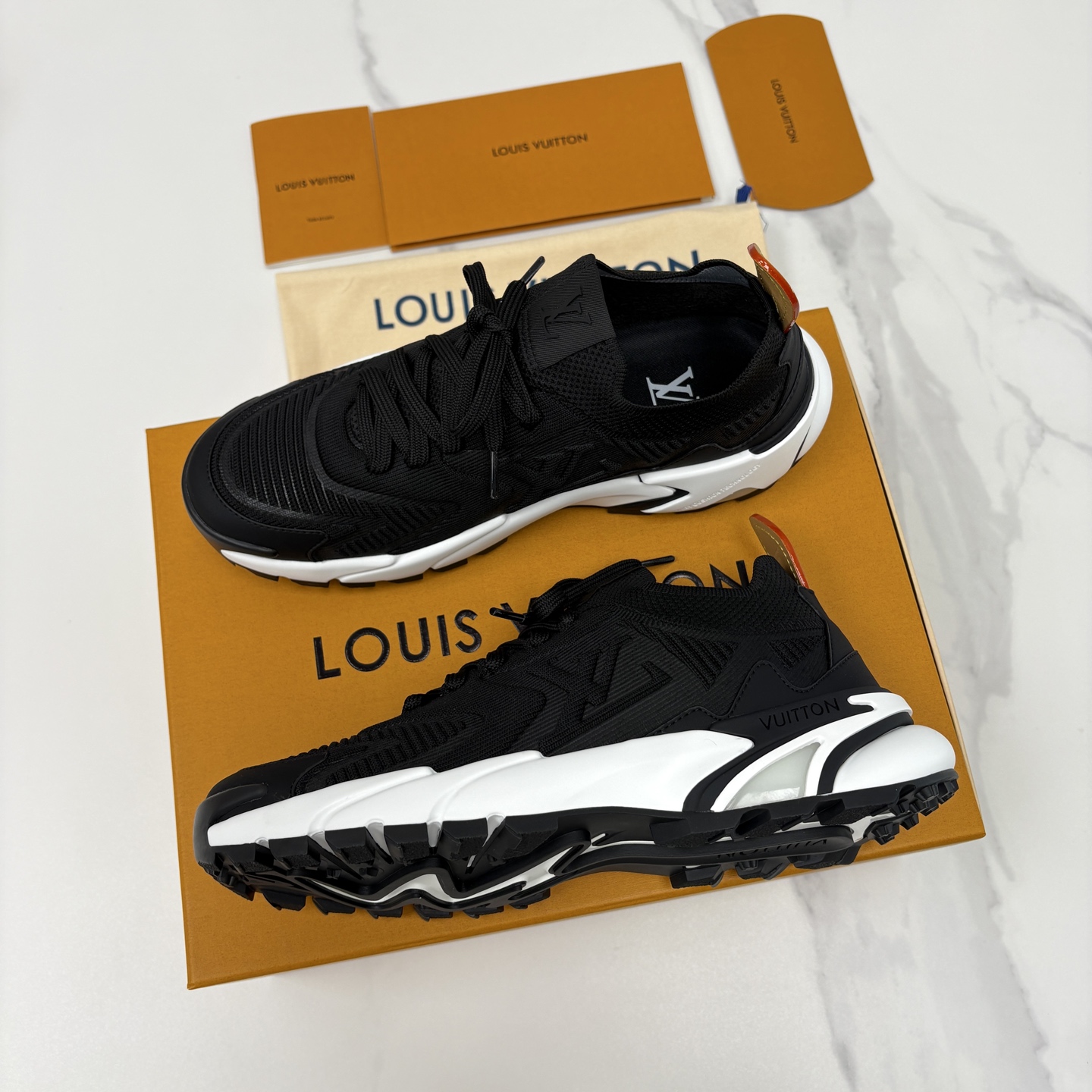 💋💍L家新品 飞织休闲运动鞋 不止奢潮，更是脚感与格调的双重盛宴。 这双鞋是 Lou*s Vuitto*