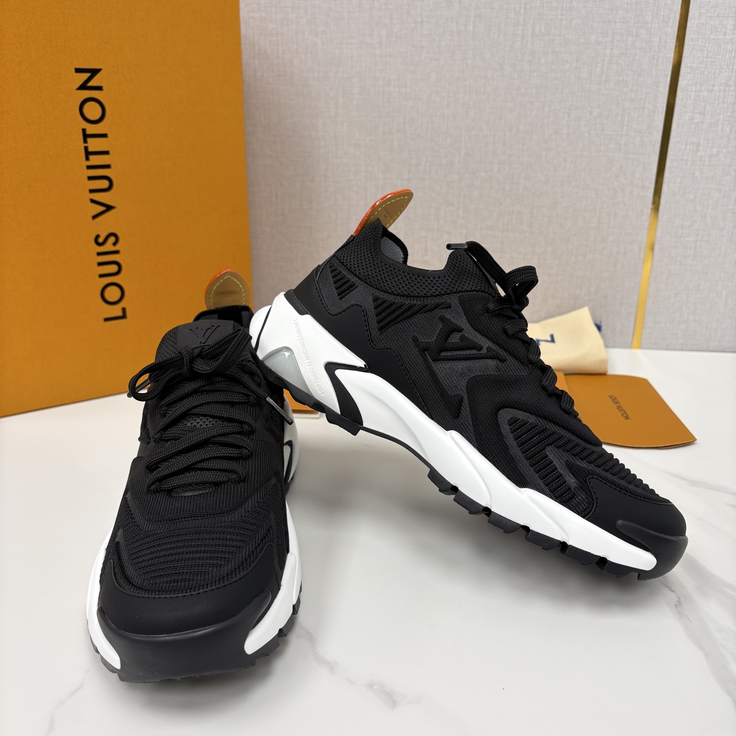 💋💍L家新品 飞织休闲运动鞋 不止奢潮，更是脚感与格调的双重盛宴。 这双鞋是 Lou*s Vuitto*