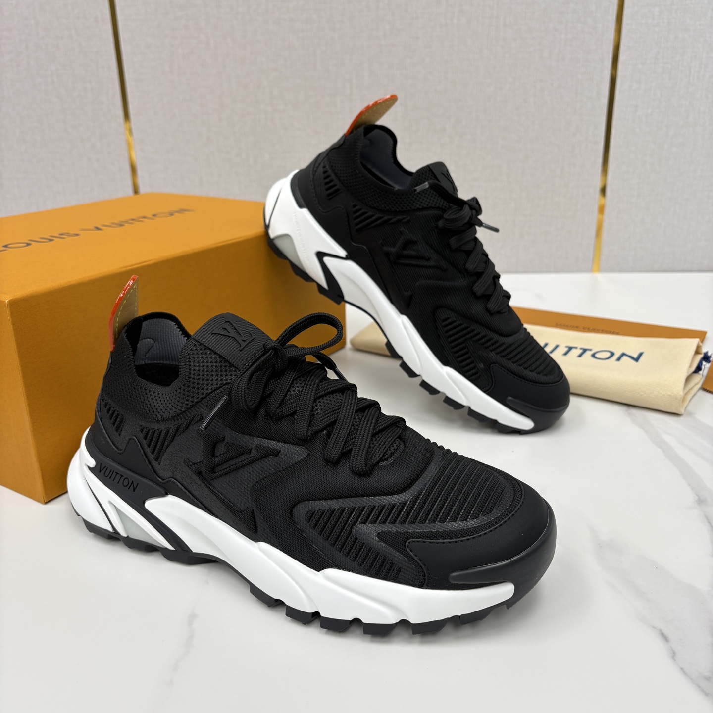 💋💍L家新品 飞织休闲运动鞋 不止奢潮，更是脚感与格调的双重盛宴。 这双鞋是 Lou*s Vuitto*