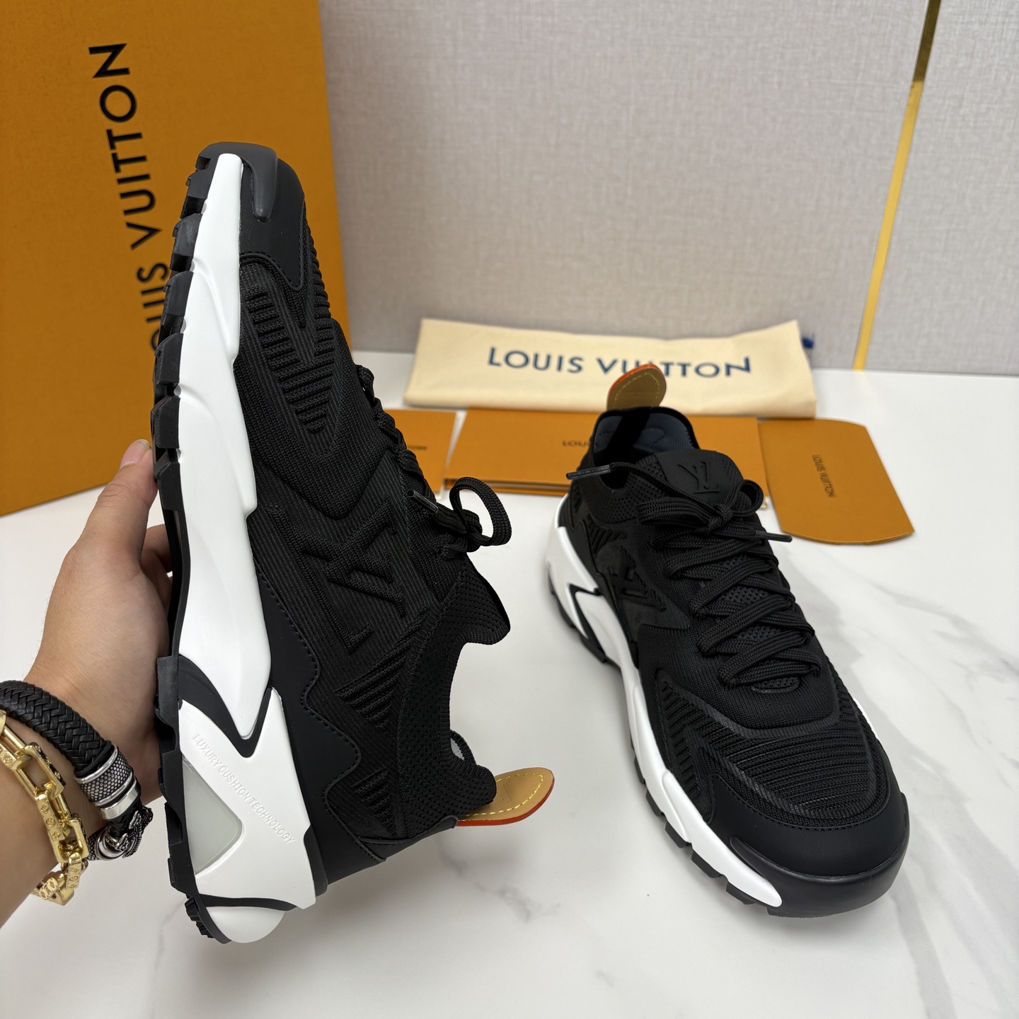 💋💍L家新品 飞织休闲运动鞋 不止奢潮，更是脚感与格调的双重盛宴。 这双鞋是 Lou*s Vuitto*