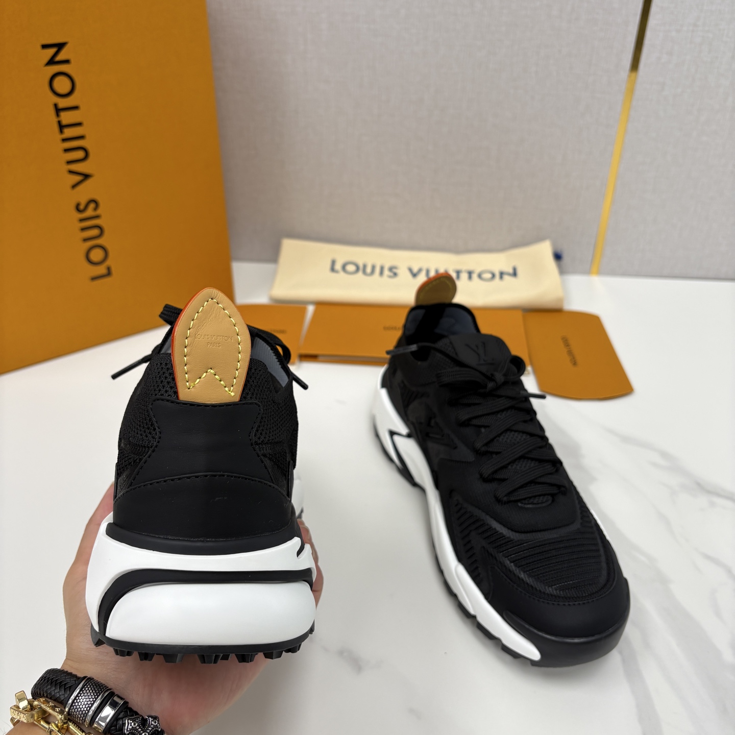 💋💍L家新品 飞织休闲运动鞋 不止奢潮，更是脚感与格调的双重盛宴。 这双鞋是 Lou*s Vuitto*