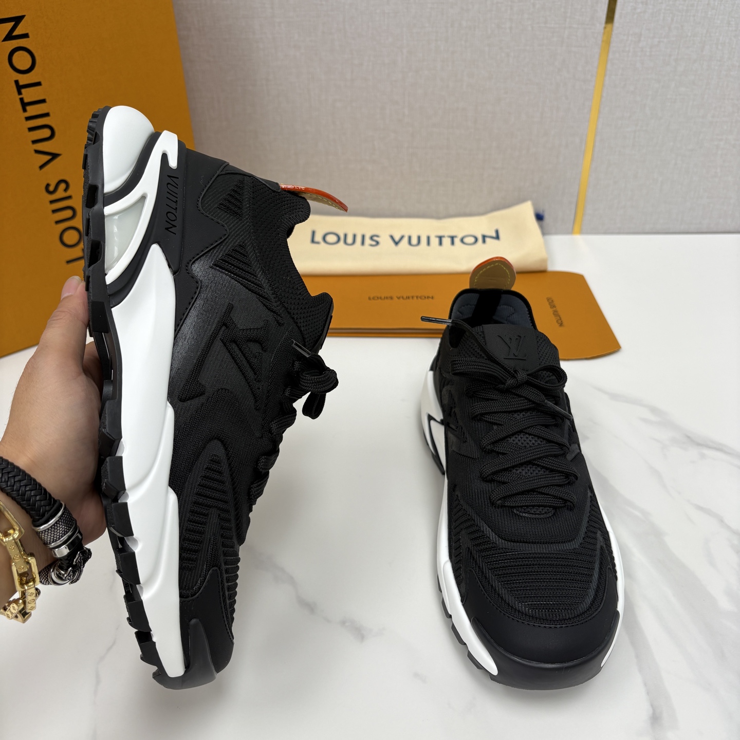 💋💍L家新品 飞织休闲运动鞋 不止奢潮，更是脚感与格调的双重盛宴。 这双鞋是 Lou*s Vuitto*