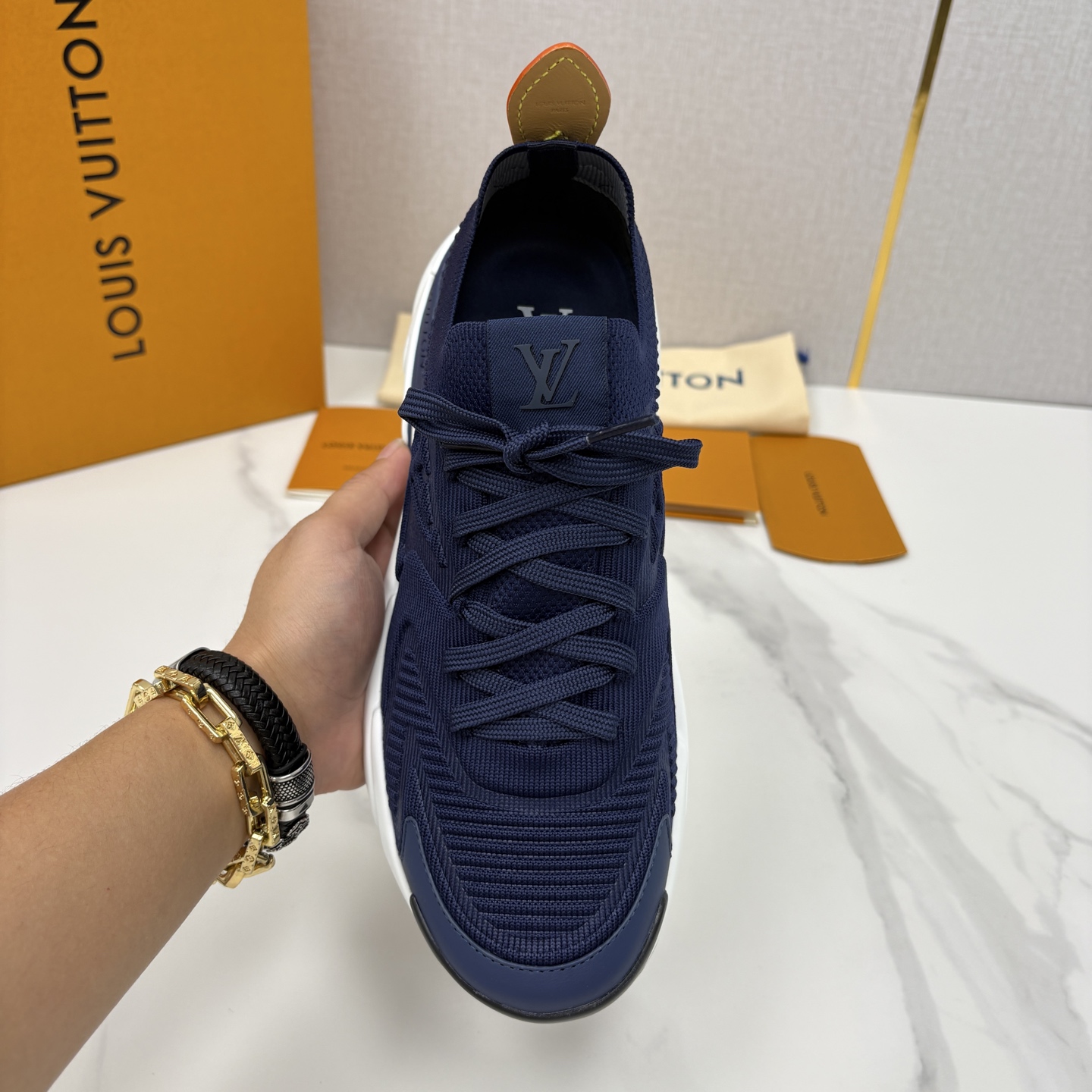 💋💍L家新品 飞织休闲运动鞋 不止奢潮，更是脚感与格调的双重盛宴。 这双鞋是 Lou*s Vuitto*