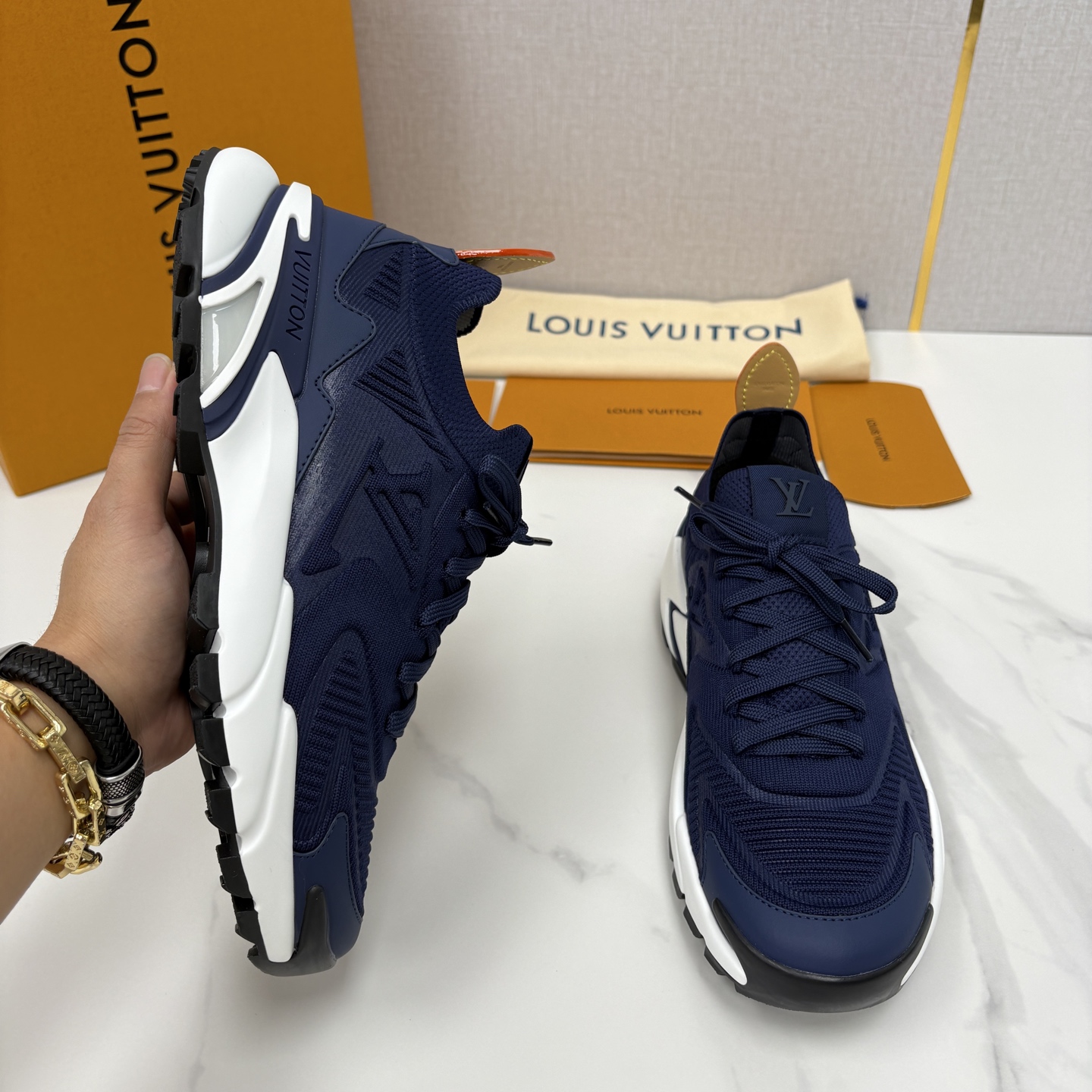 💋💍L家新品 飞织休闲运动鞋 不止奢潮，更是脚感与格调的双重盛宴。 这双鞋是 Lou*s Vuitto*