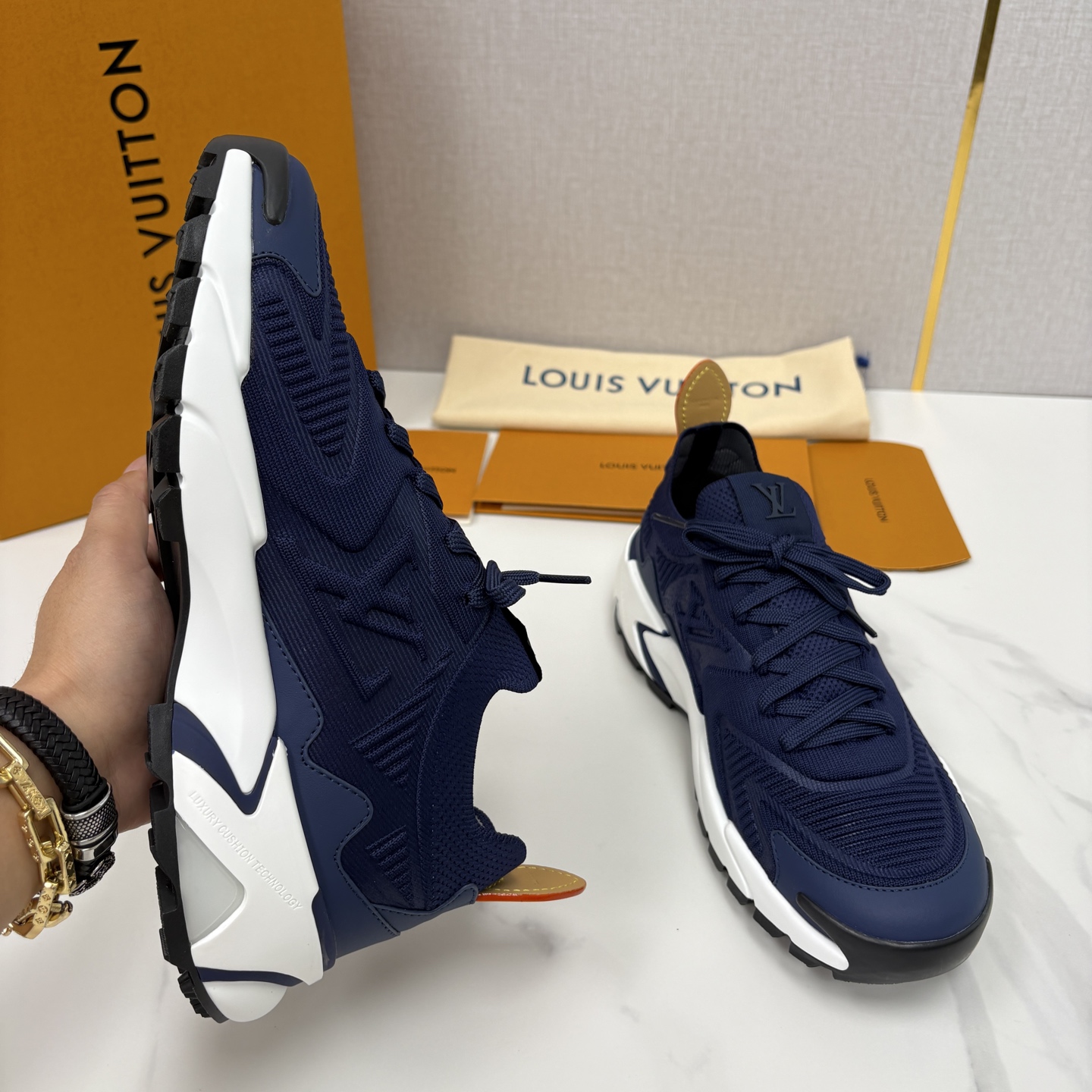 💋💍L家新品 飞织休闲运动鞋 不止奢潮，更是脚感与格调的双重盛宴。 这双鞋是 Lou*s Vuitto*