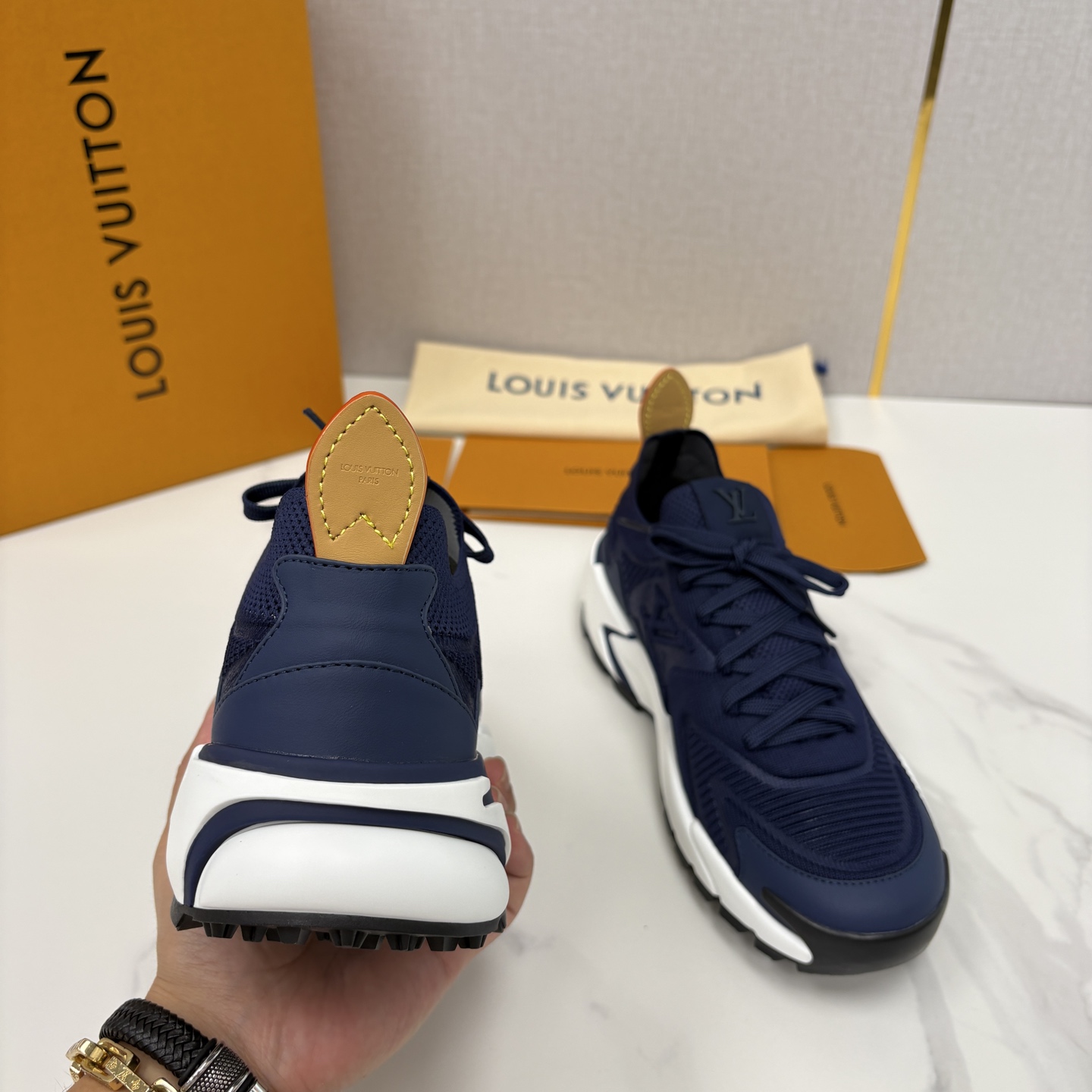 💋💍L家新品 飞织休闲运动鞋 不止奢潮，更是脚感与格调的双重盛宴。 这双鞋是 Lou*s Vuitto*