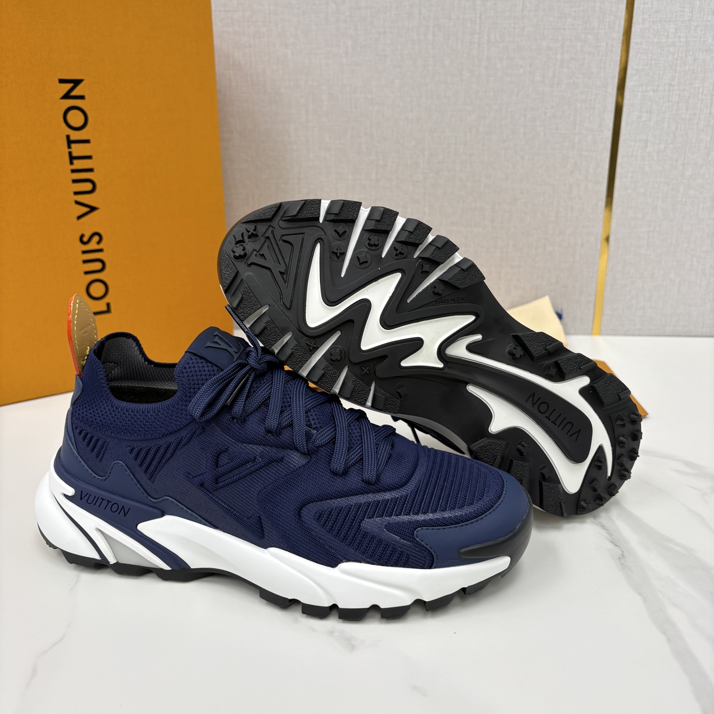 💋💍L家新品 飞织休闲运动鞋 不止奢潮，更是脚感与格调的双重盛宴。 这双鞋是 Lou*s Vuitto*