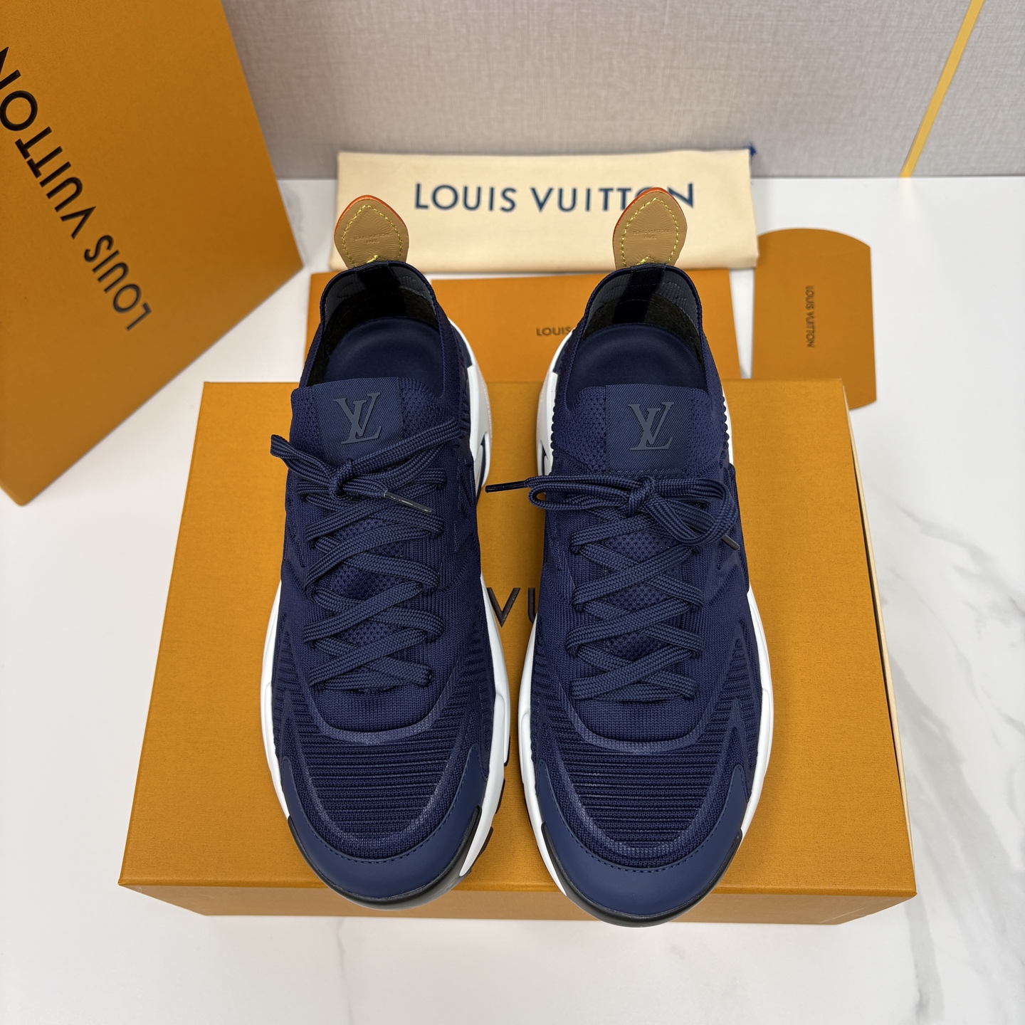 💋💍L家新品 飞织休闲运动鞋 不止奢潮，更是脚感与格调的双重盛宴。 这双鞋是 Lou*s Vuitto*