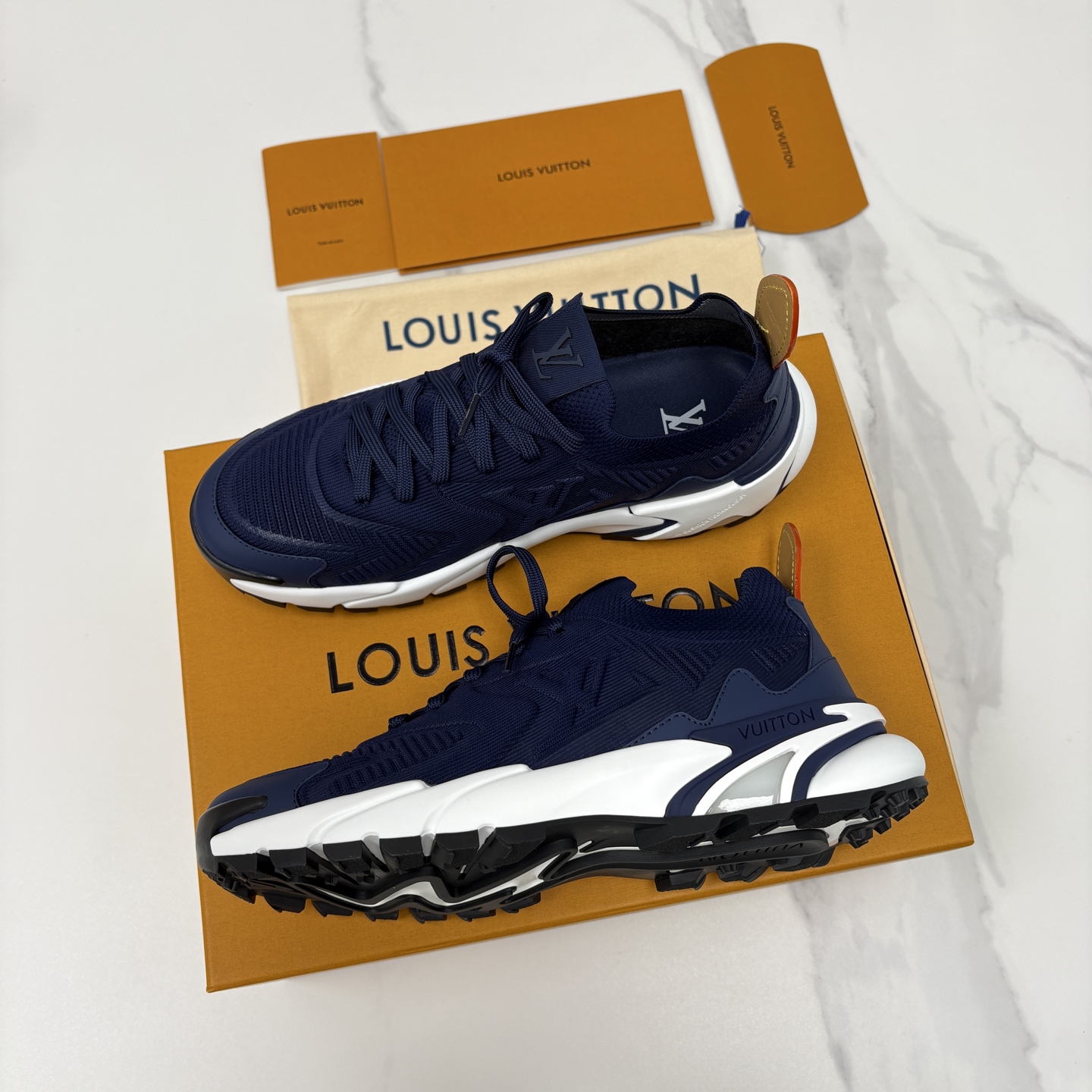 💋💍L家新品 飞织休闲运动鞋 不止奢潮，更是脚感与格调的双重盛宴。 这双鞋是 Lou*s Vuitto*