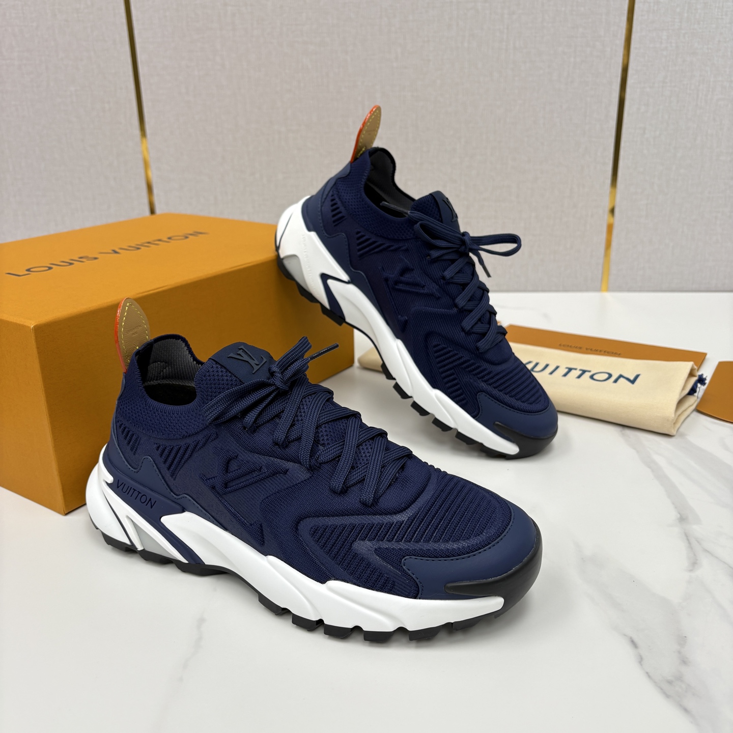 💋💍L家新品 飞织休闲运动鞋 不止奢潮，更是脚感与格调的双重盛宴。 这双鞋是 Lou*s Vuitto*