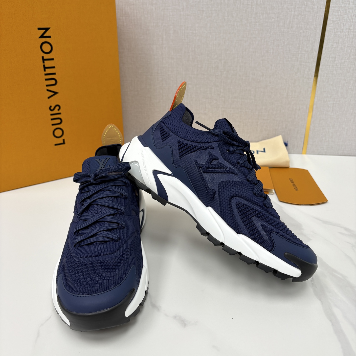 💋💍L家新品 飞织休闲运动鞋 不止奢潮，更是脚感与格调的双重盛宴。 这双鞋是 Lou*s Vuitto*