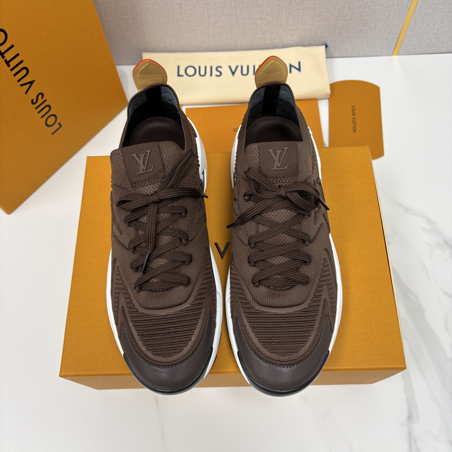 💋💍L家新品 飞织休闲运动鞋 不止奢潮，更是脚感与格调的双重盛宴。 这双鞋是 Lou*s Vuitto*