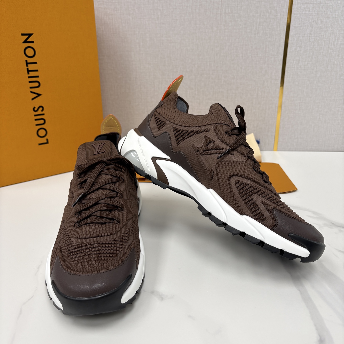 💋💍L家新品 飞织休闲运动鞋 不止奢潮，更是脚感与格调的双重盛宴。 这双鞋是 Lou*s Vuitto*
