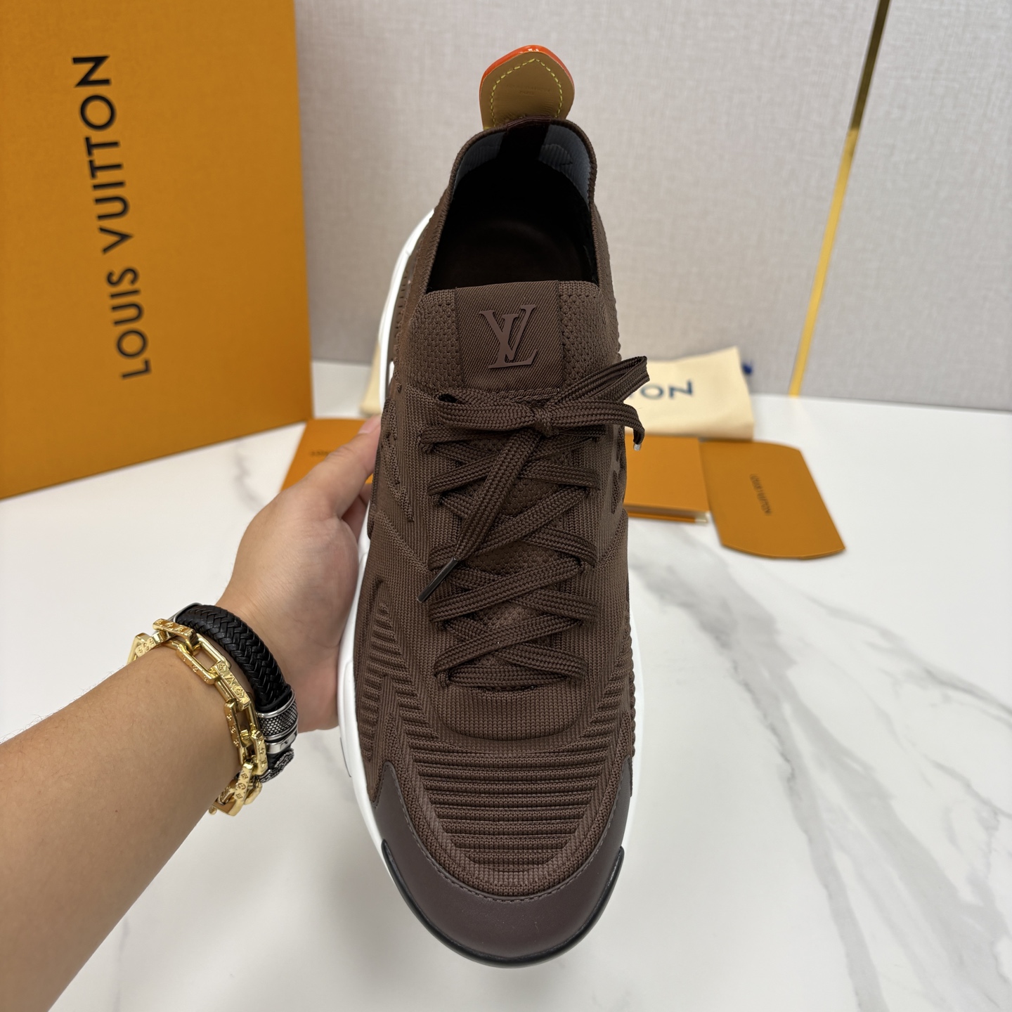 💋💍L家新品 飞织休闲运动鞋 不止奢潮，更是脚感与格调的双重盛宴。 这双鞋是 Lou*s Vuitto*