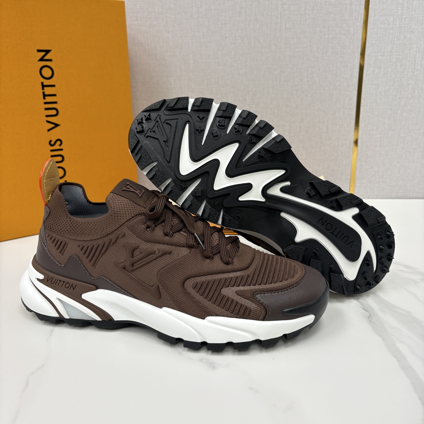 💋💍L家新品 飞织休闲运动鞋 不止奢潮，更是脚感与格调的双重盛宴。 这双鞋是 Lou*s Vuitto*