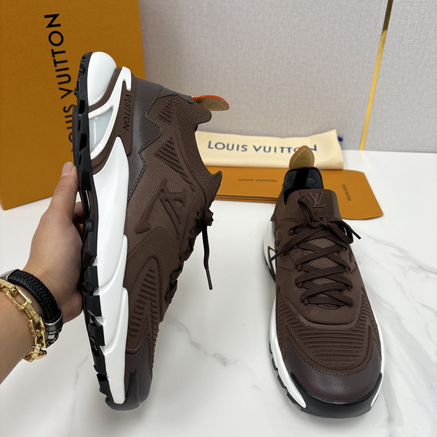 💋💍L家新品 飞织休闲运动鞋 不止奢潮，更是脚感与格调的双重盛宴。 这双鞋是 Lou*s Vuitto*
