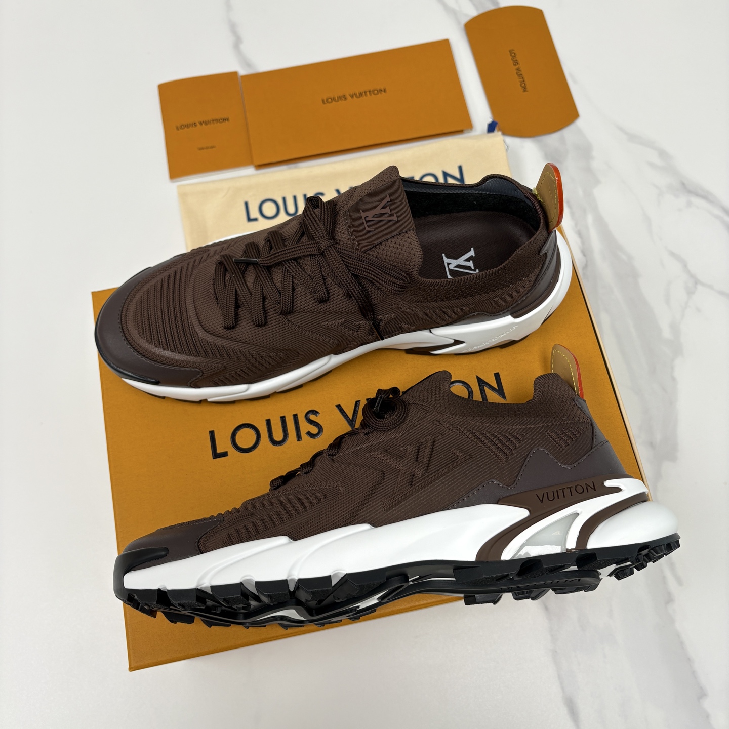 💋💍L家新品 飞织休闲运动鞋 不止奢潮，更是脚感与格调的双重盛宴。 这双鞋是 Lou*s Vuitto*