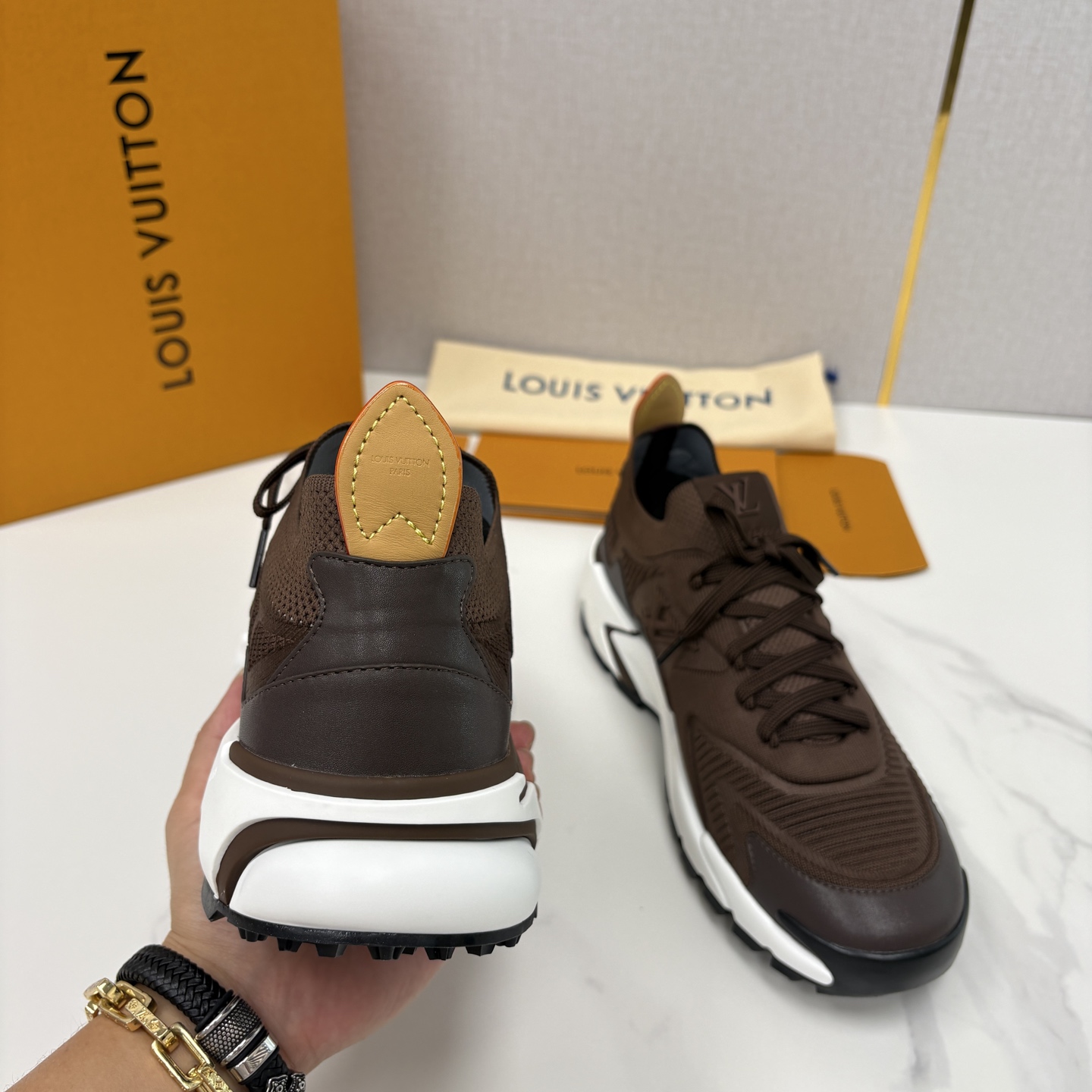💋💍L家新品 飞织休闲运动鞋 不止奢潮，更是脚感与格调的双重盛宴。 这双鞋是 Lou*s Vuitto*
