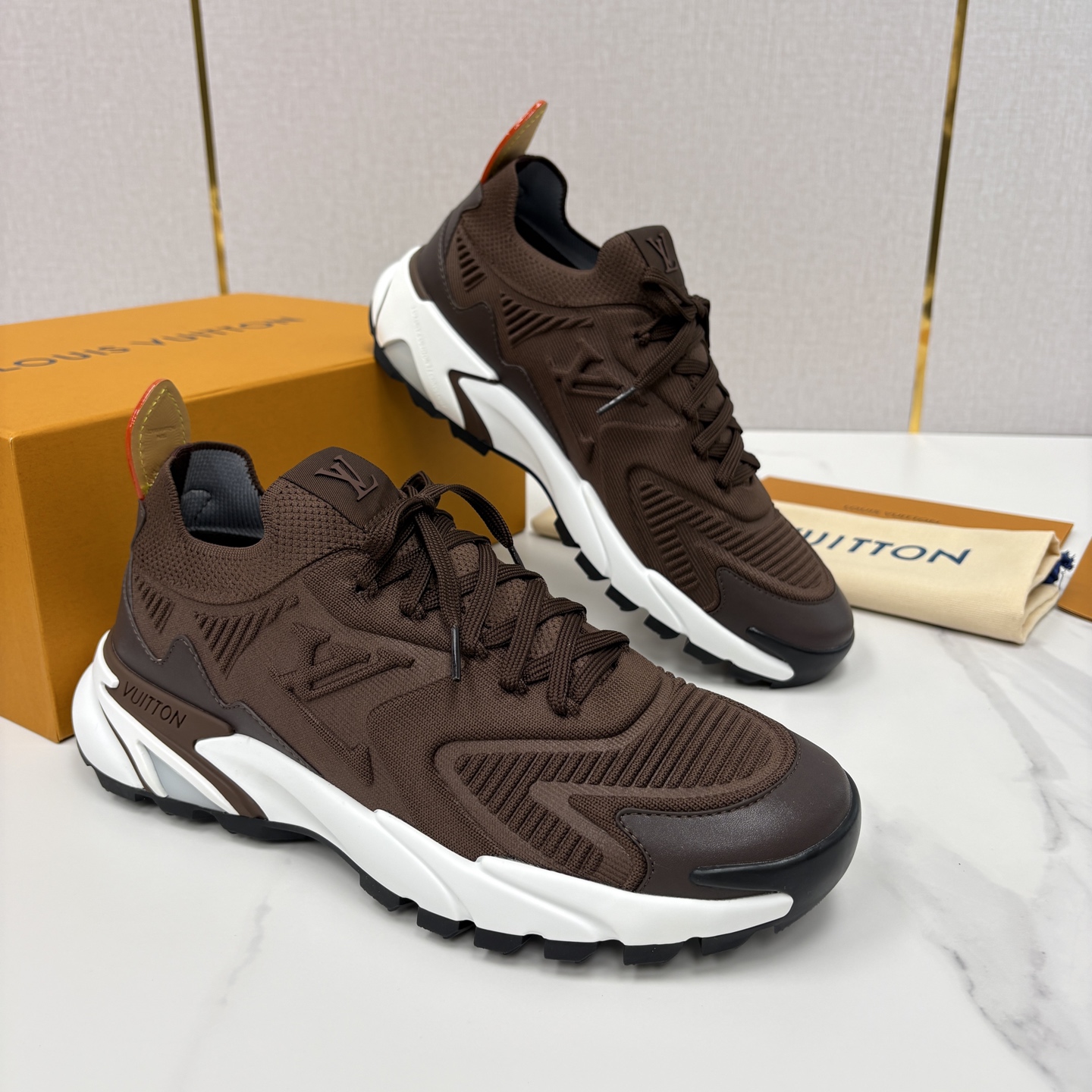 💋💍L家新品 飞织休闲运动鞋 不止奢潮，更是脚感与格调的双重盛宴。 这双鞋是 Lou*s Vuitto*