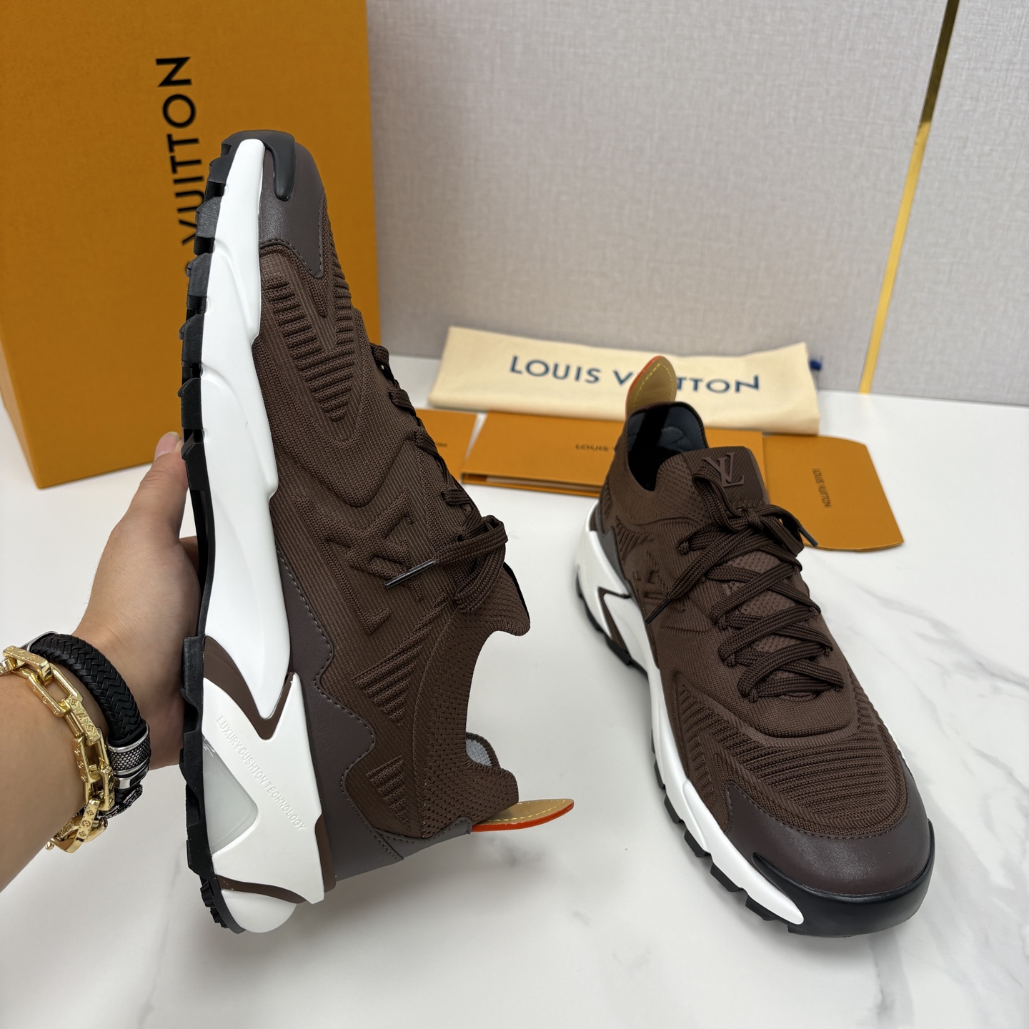 💋💍L家新品 飞织休闲运动鞋 不止奢潮，更是脚感与格调的双重盛宴。 这双鞋是 Lou*s Vuitto*