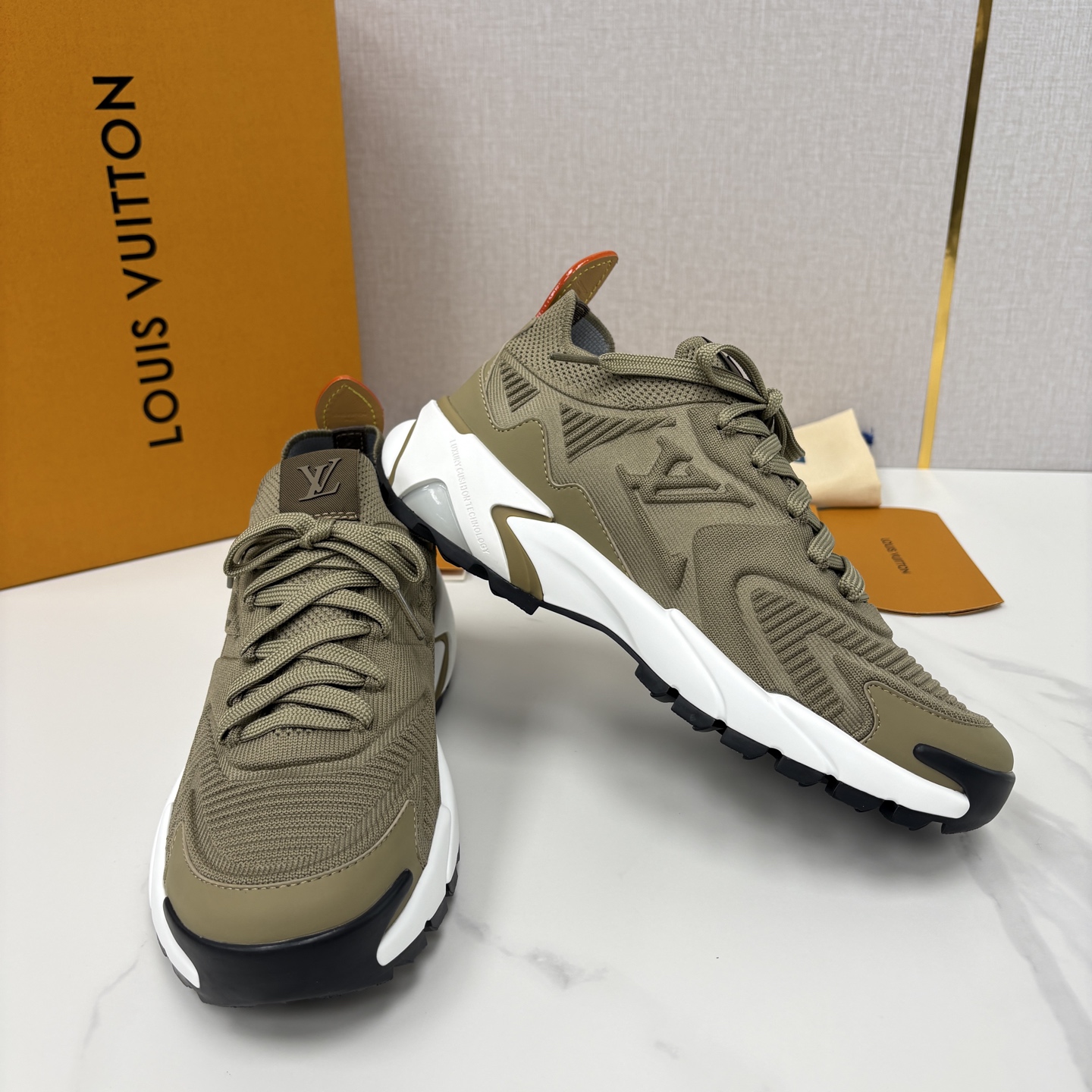 💋💍L家新品 飞织休闲运动鞋 不止奢潮，更是脚感与格调的双重盛宴。 这双鞋是 Lou*s Vuitto*