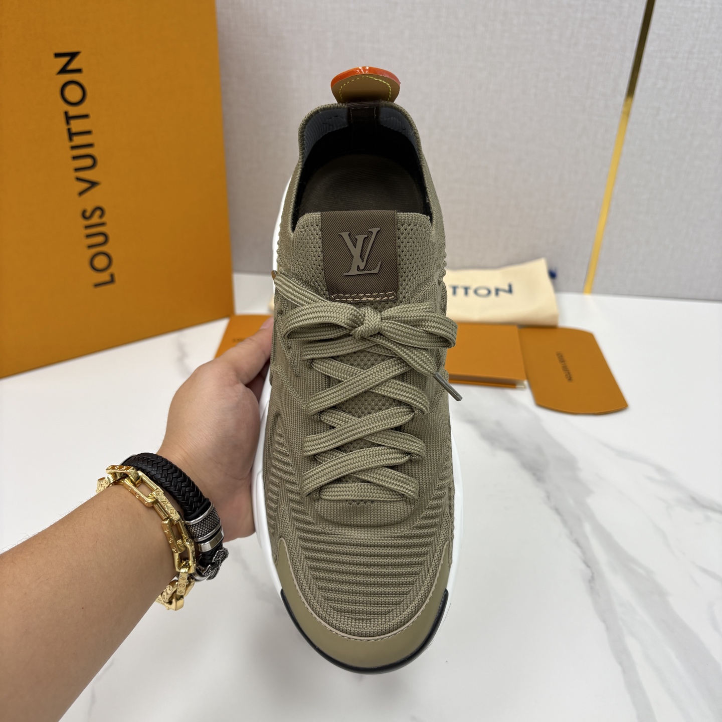 💋💍L家新品 飞织休闲运动鞋 不止奢潮，更是脚感与格调的双重盛宴。 这双鞋是 Lou*s Vuitto*