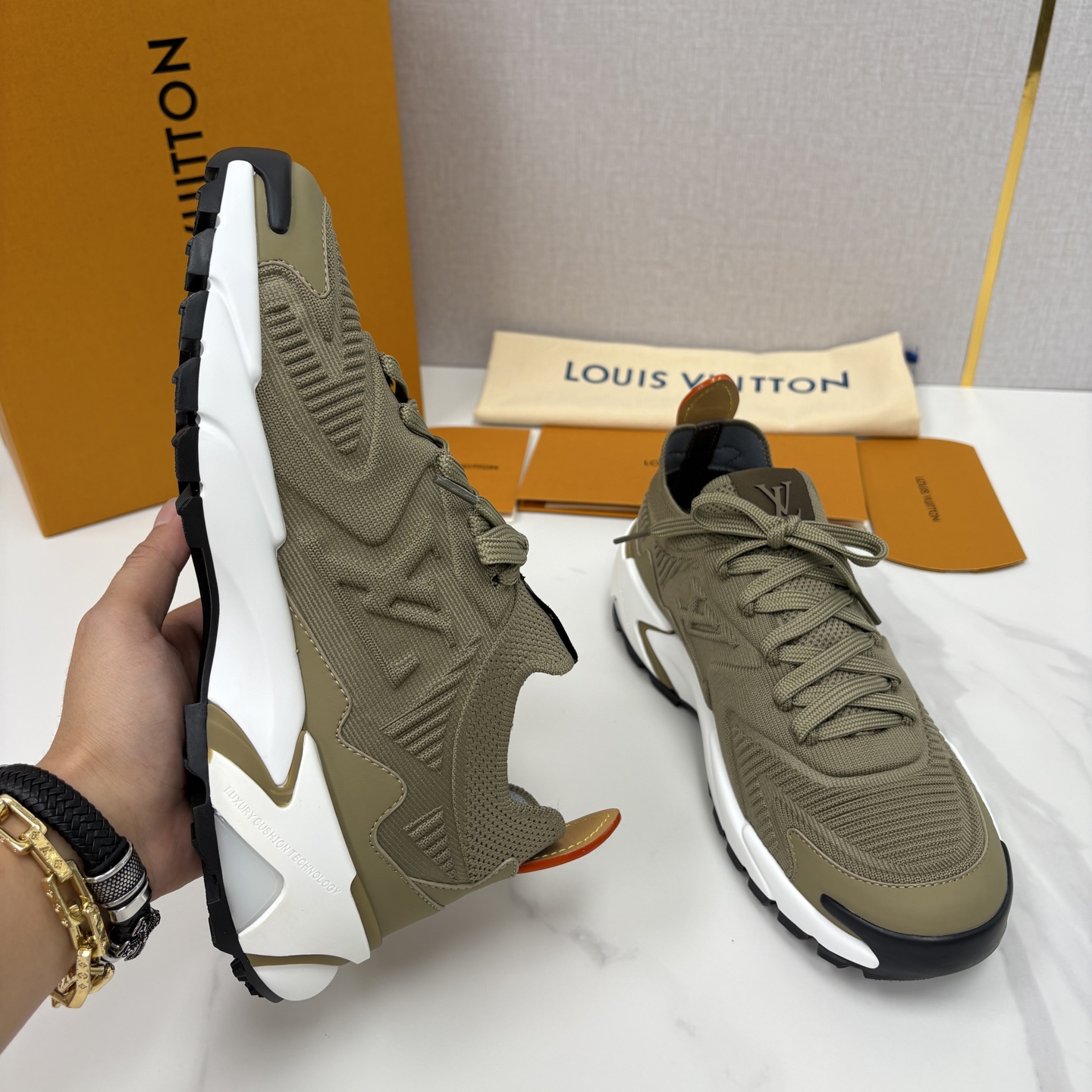 💋💍L家新品 飞织休闲运动鞋 不止奢潮，更是脚感与格调的双重盛宴。 这双鞋是 Lou*s Vuitto*
