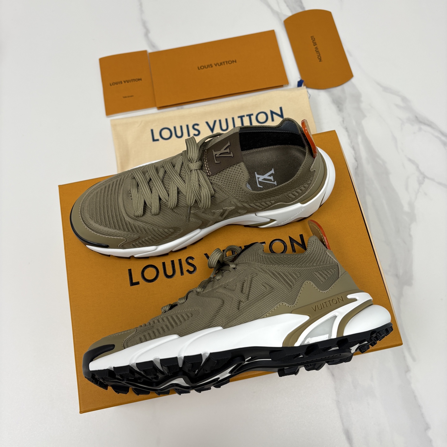 💋💍L家新品 飞织休闲运动鞋 不止奢潮，更是脚感与格调的双重盛宴。 这双鞋是 Lou*s Vuitto*