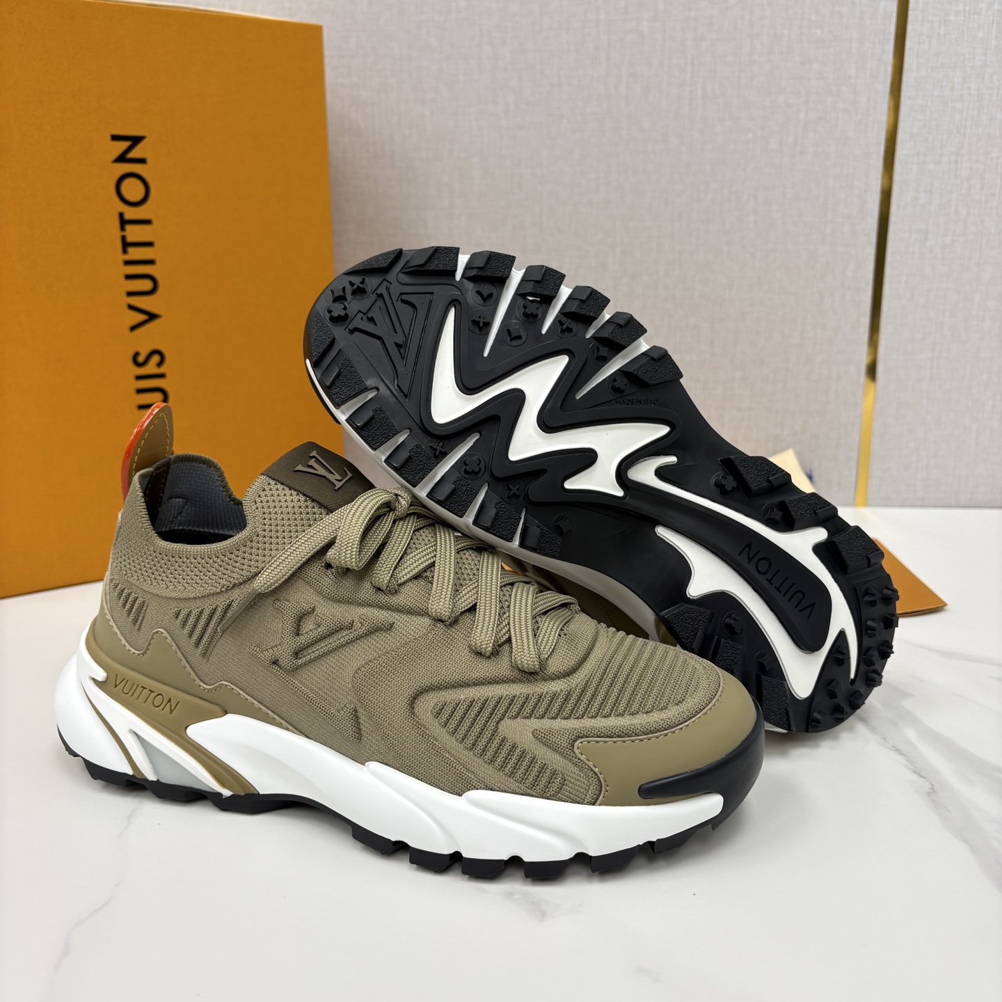 💋💍L家新品 飞织休闲运动鞋 不止奢潮，更是脚感与格调的双重盛宴。 这双鞋是 Lou*s Vuitto*
