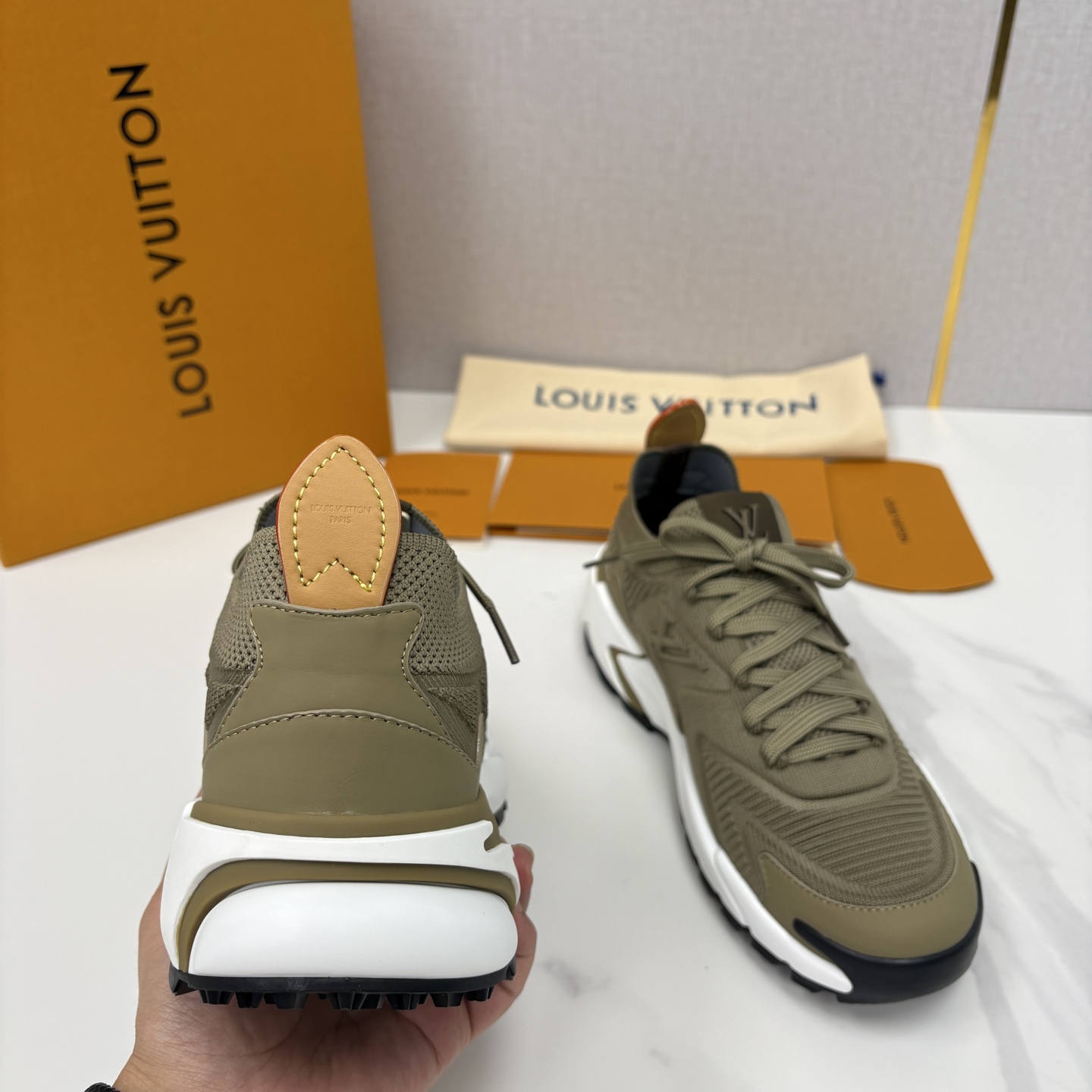 💋💍L家新品 飞织休闲运动鞋 不止奢潮，更是脚感与格调的双重盛宴。 这双鞋是 Lou*s Vuitto*
