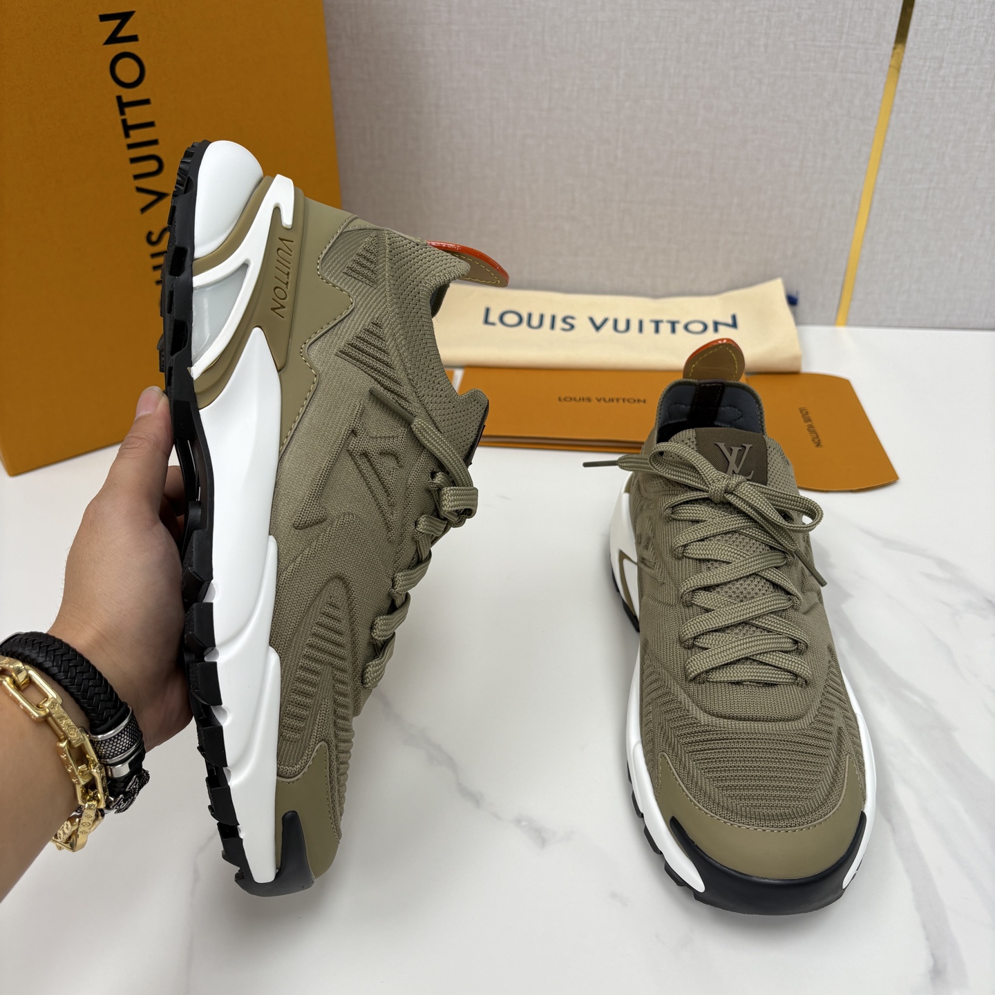 💋💍L家新品 飞织休闲运动鞋 不止奢潮，更是脚感与格调的双重盛宴。 这双鞋是 Lou*s Vuitto*