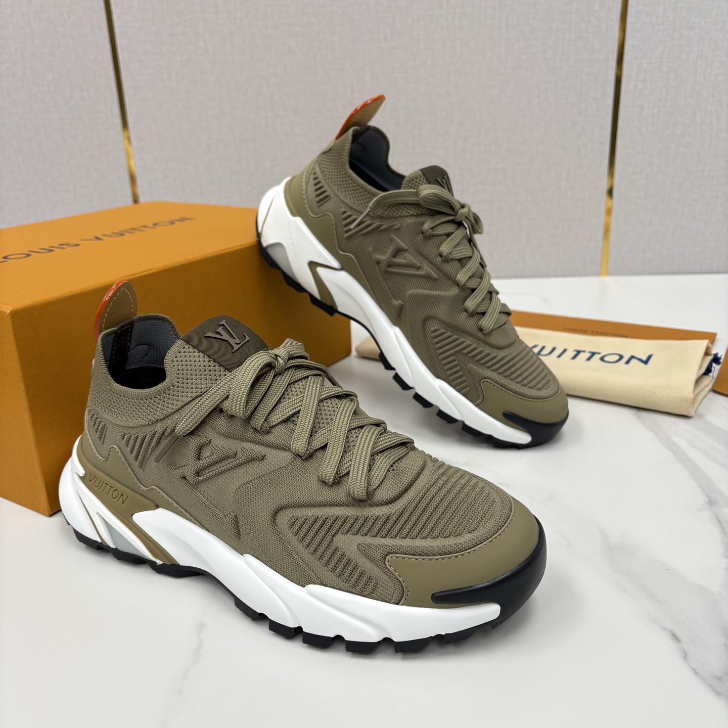 💋💍L家新品 飞织休闲运动鞋 不止奢潮，更是脚感与格调的双重盛宴。 这双鞋是 Lou*s Vuitto*