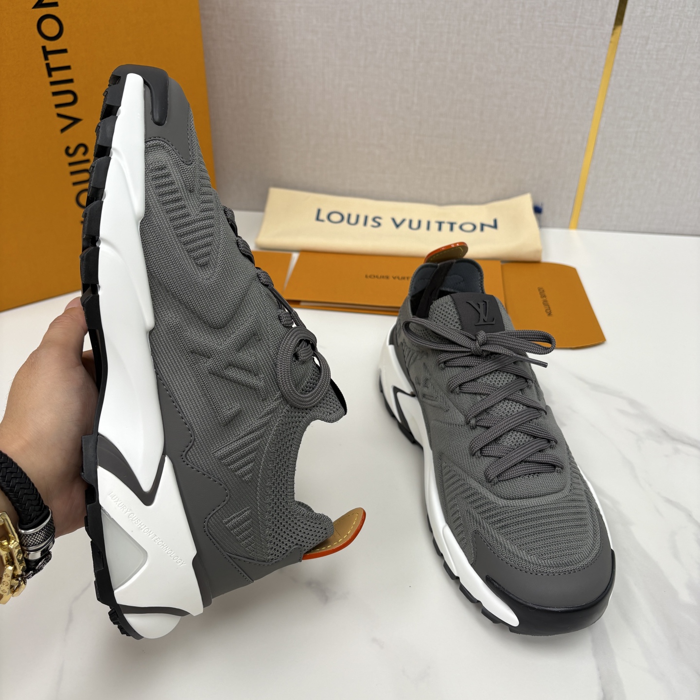 💋💍L家新品 飞织休闲运动鞋 不止奢潮，更是脚感与格调的双重盛宴。 这双鞋是 Lou*s Vuitto*