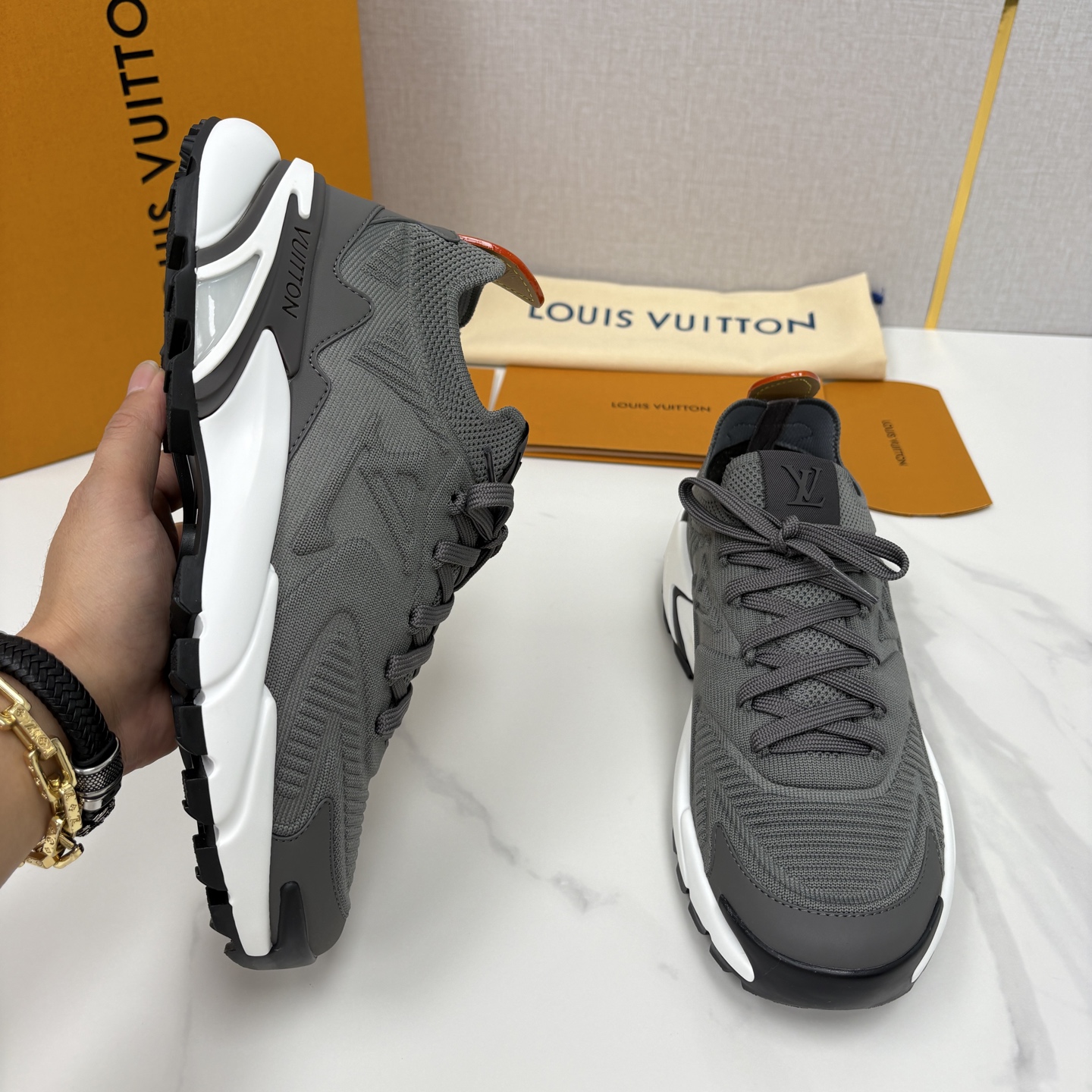 💋💍L家新品 飞织休闲运动鞋 不止奢潮，更是脚感与格调的双重盛宴。 这双鞋是 Lou*s Vuitto*