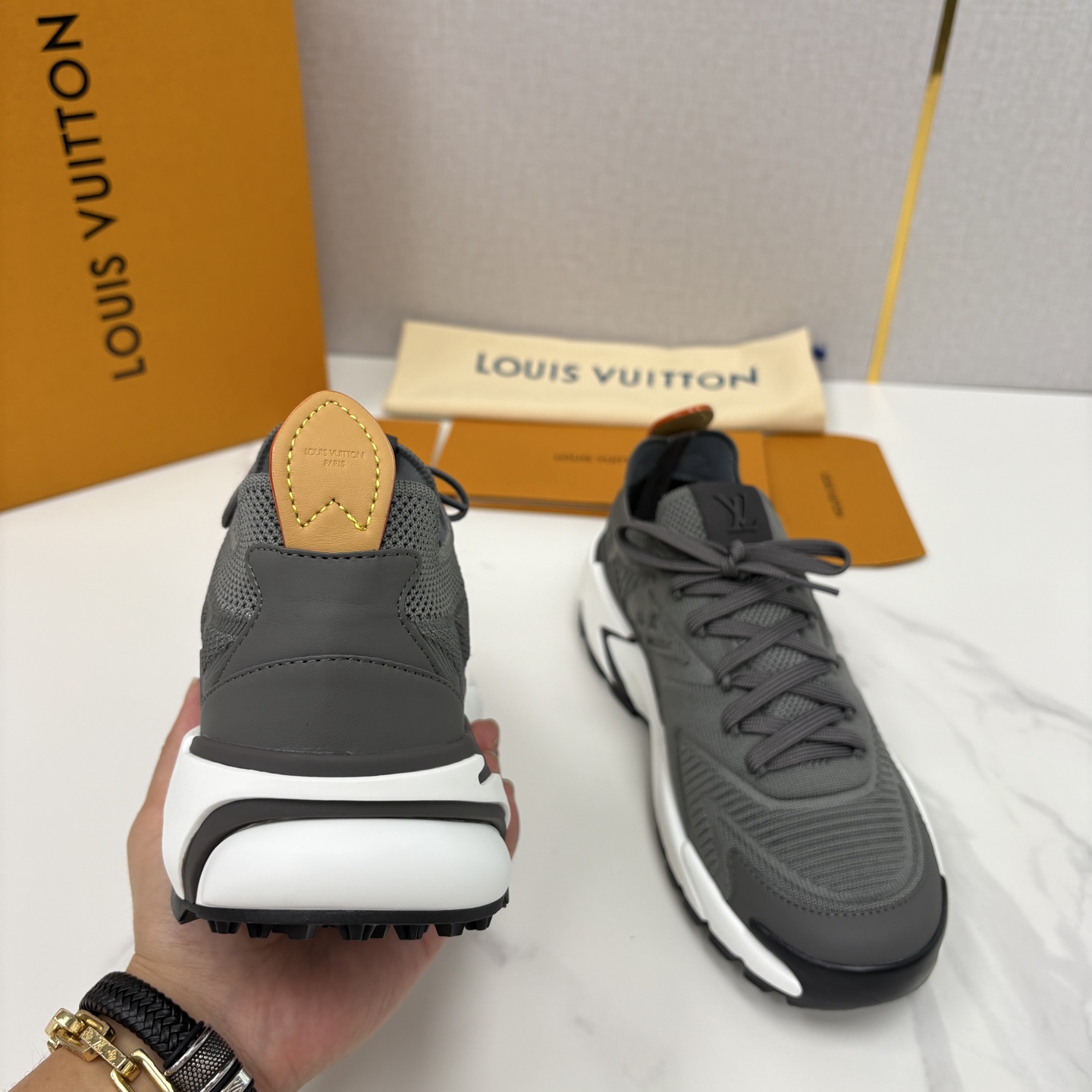 💋💍L家新品 飞织休闲运动鞋 不止奢潮，更是脚感与格调的双重盛宴。 这双鞋是 Lou*s Vuitto*